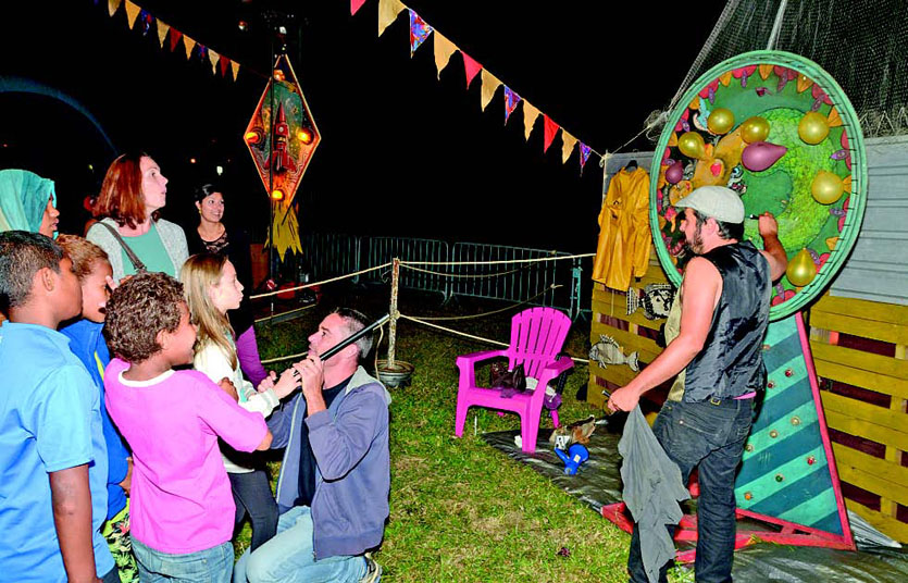 Le site, dressé à l’Espace vert de Magenta, a ouvert ses portes au public à 18 heures. Les visiteurs ont retrouvé sur place le Chapitô, dont la structure a proposé la Famille Wallas, une véritable mini-fête foraine.