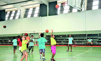 Le basket-ball a été proposé, dans la salle polyvalente, aux élèves des classes de 6e et de 5e. Les élèves étaient répartis en équipes de quatre joueurs.