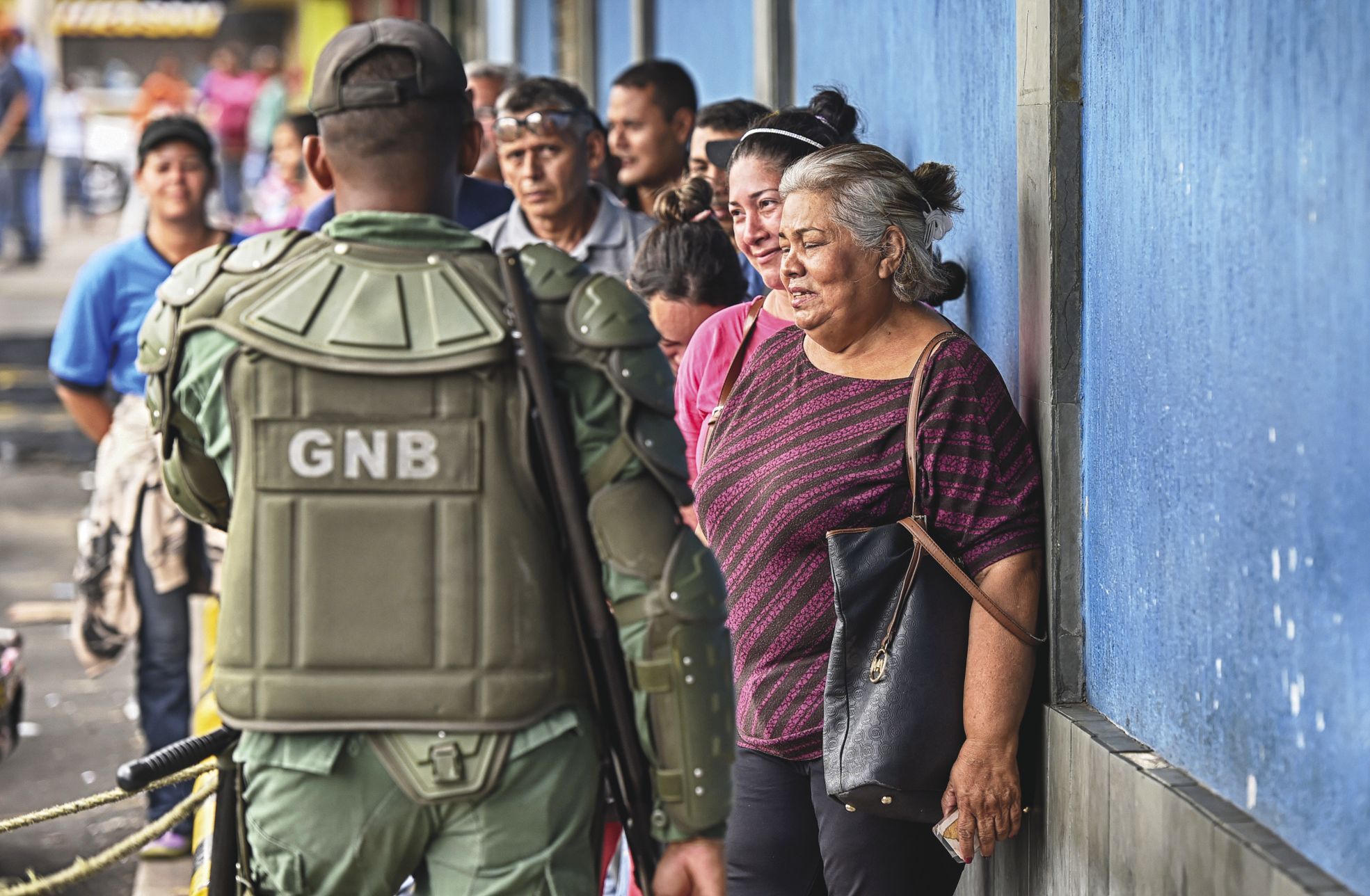 Maracaibo, le 28 avril. La garde nationale surveille un magasin après les émeutes dans la deuxième ville du pays.