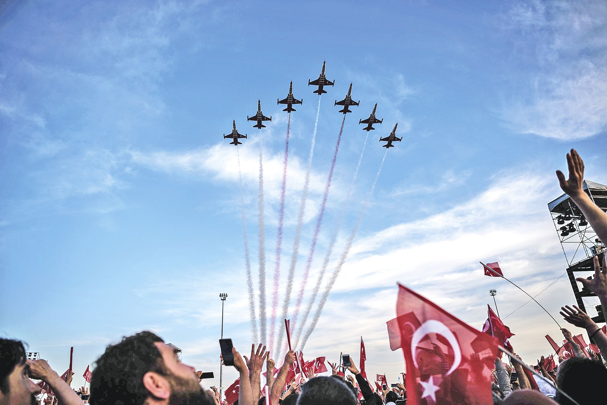 L’armée de l’air s’est livrée à des acrobaties. A la nuit  tombée, un feu d’artifice a succédé aux avions de chasse.