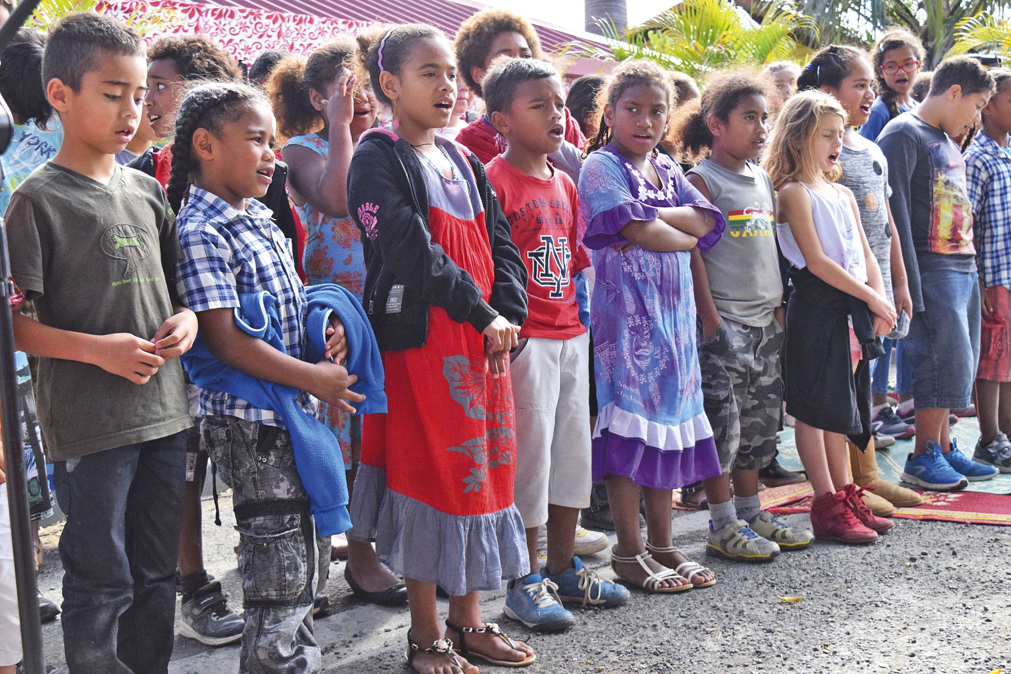 Les élèves ont chanté deux airs liés au destin commun devant les  officiels. « Nous avons mis Jean-Ounou Cottin et la tribu de Bangou dans notre projet d’école », explique la directrice Brigitte Marcelis.