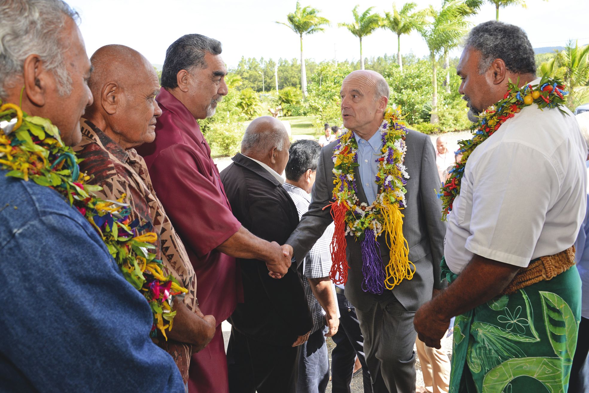 A son arrivée, l’ancien Premier ministre a salué les autorités coutumières wallisiennes, son collier de fleurs autour du cou.