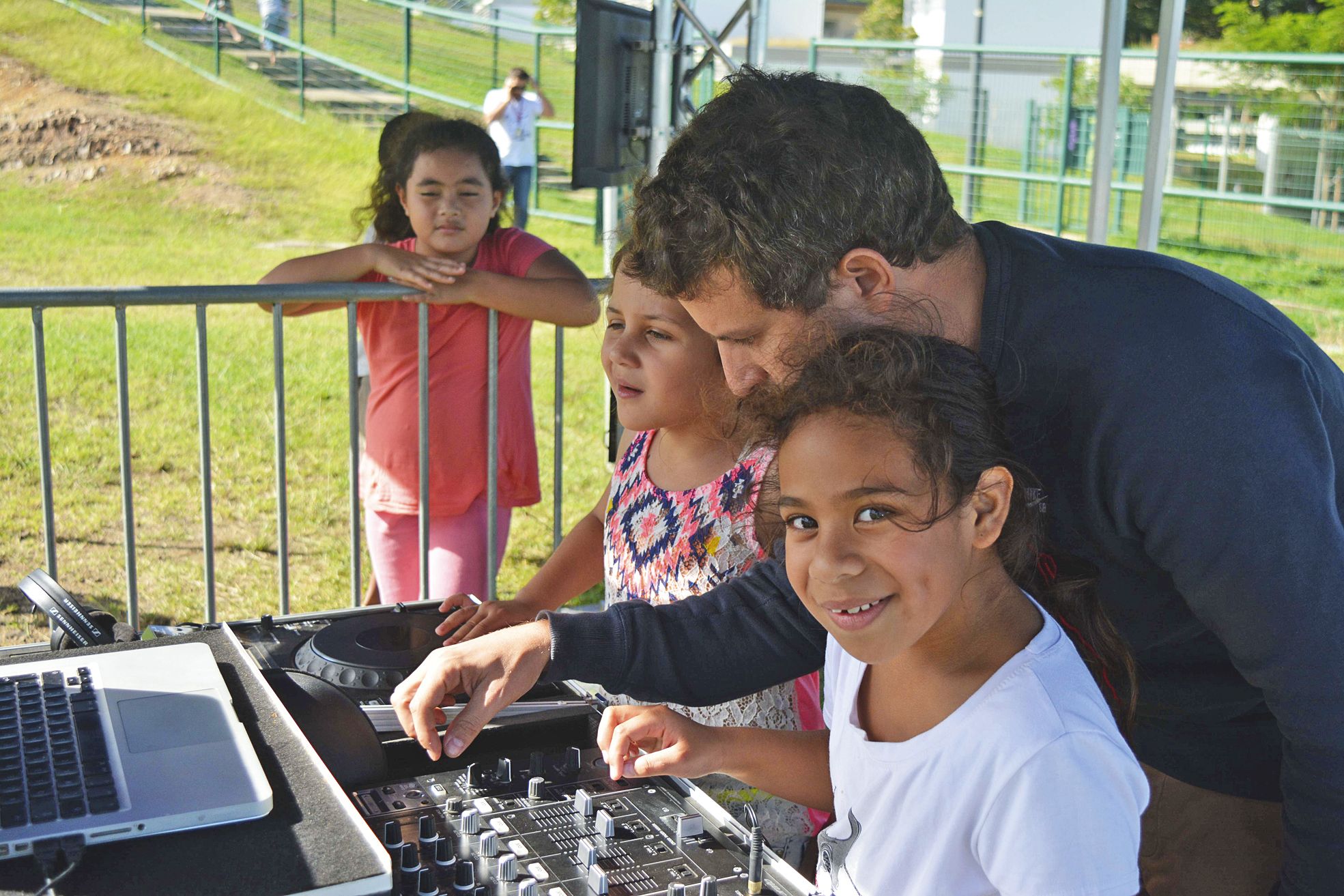 L’atelier d’initiation aux platines n’a pas désempli. A noter que lors de la finale, Dj Keshoon devrait proposer un set.