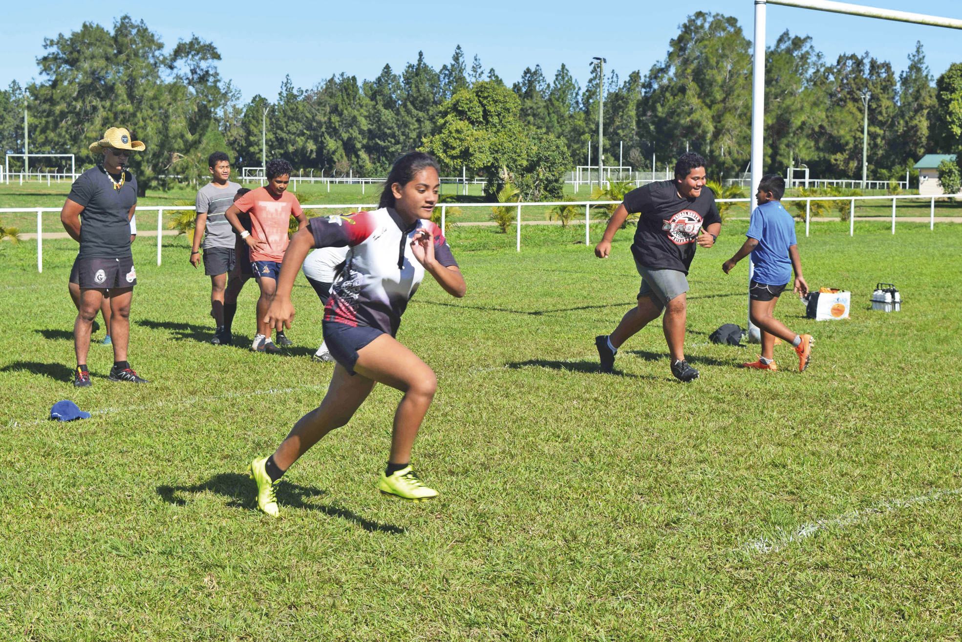 Alida (à gauche), du club Fagufagu, s’est entraînée sous le regard de son coach, Petelo Savea.