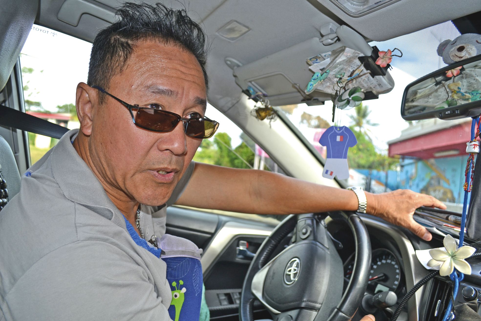 Nouméa, vendredi 19 août. Joseph Nguyen au volant de son taxi. En retard au rendez-vous à cause d’un embouteillage,  il ne montre aucun agacement. Le chauffeur fait preuve de bonhomie et de plaisir à conduire ses clients.