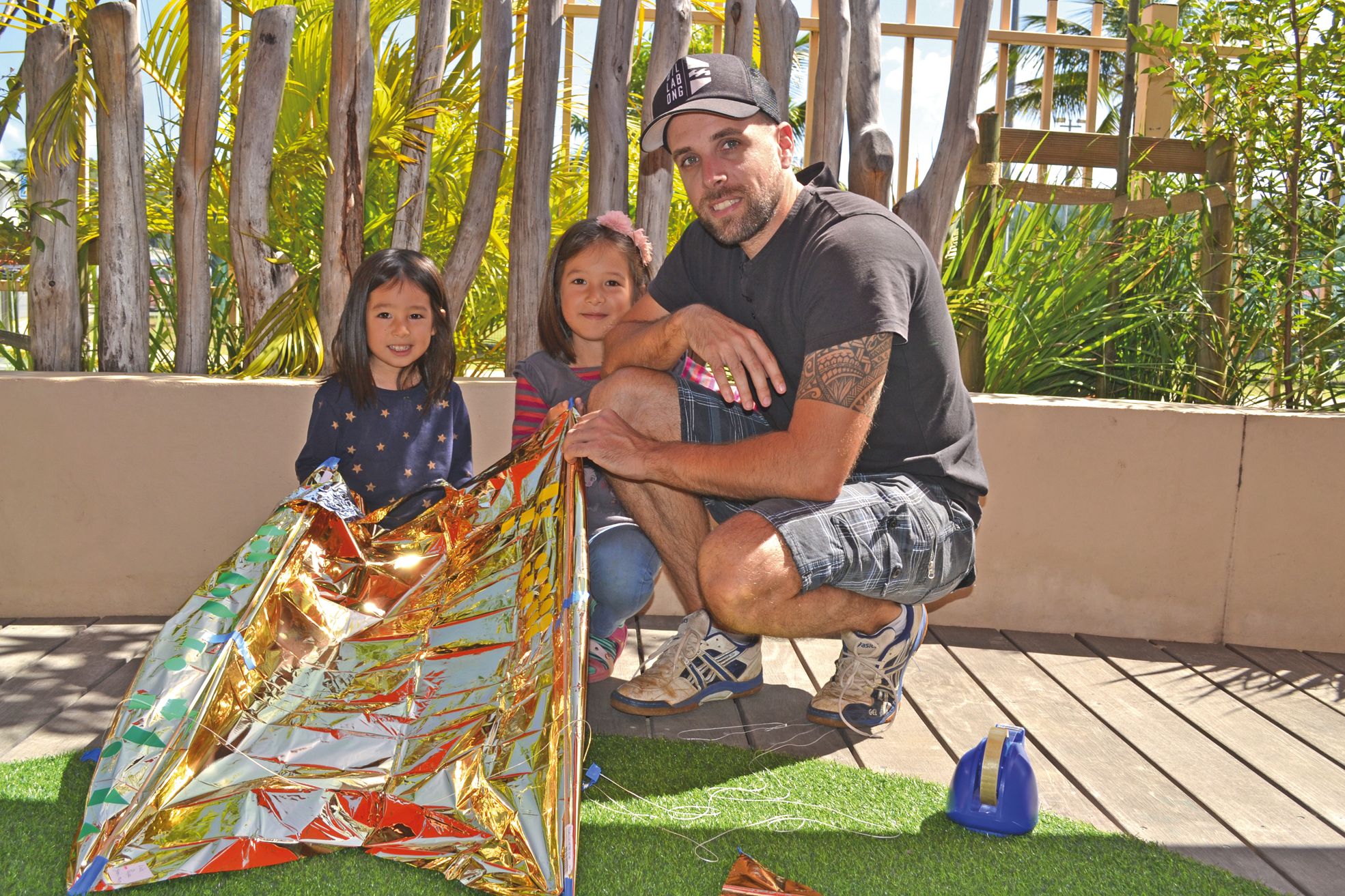 Florian a accompagné ses deux filles, Léa, 6 ans, et Yomin, 4 ans, à l’atelier de fabrication de cerf-volant organisé samedi matin à la Maison de la famille, dans le cadre du rendez-vous mensuel Samedi découvertes.