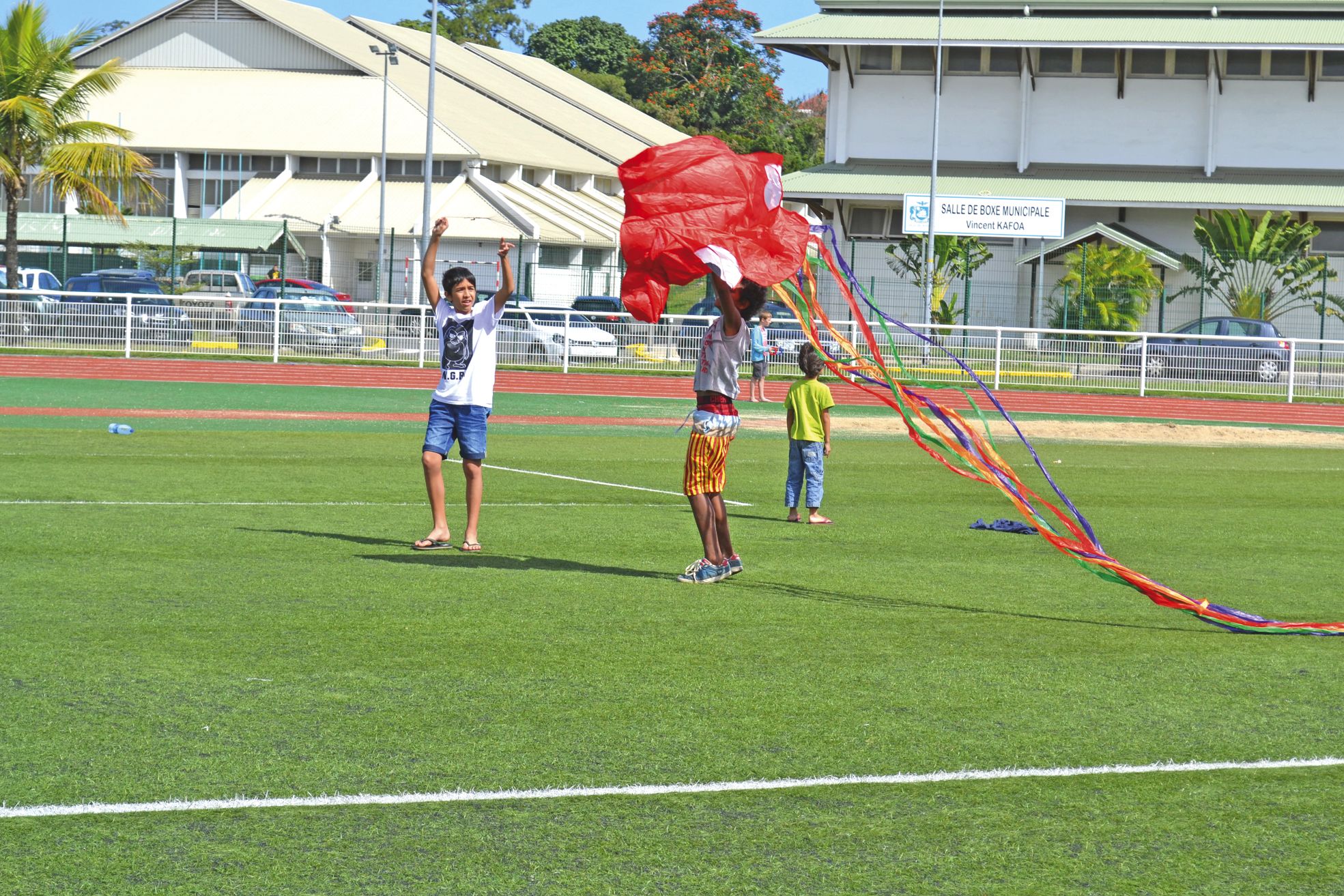 Exercice grandeur nature samedi après-midi, sur le stade du complexe sportif de Rivière-Salée, pour les participants à l’atelier de confection, mais également pour des jeunes du quartier et du CCAS.