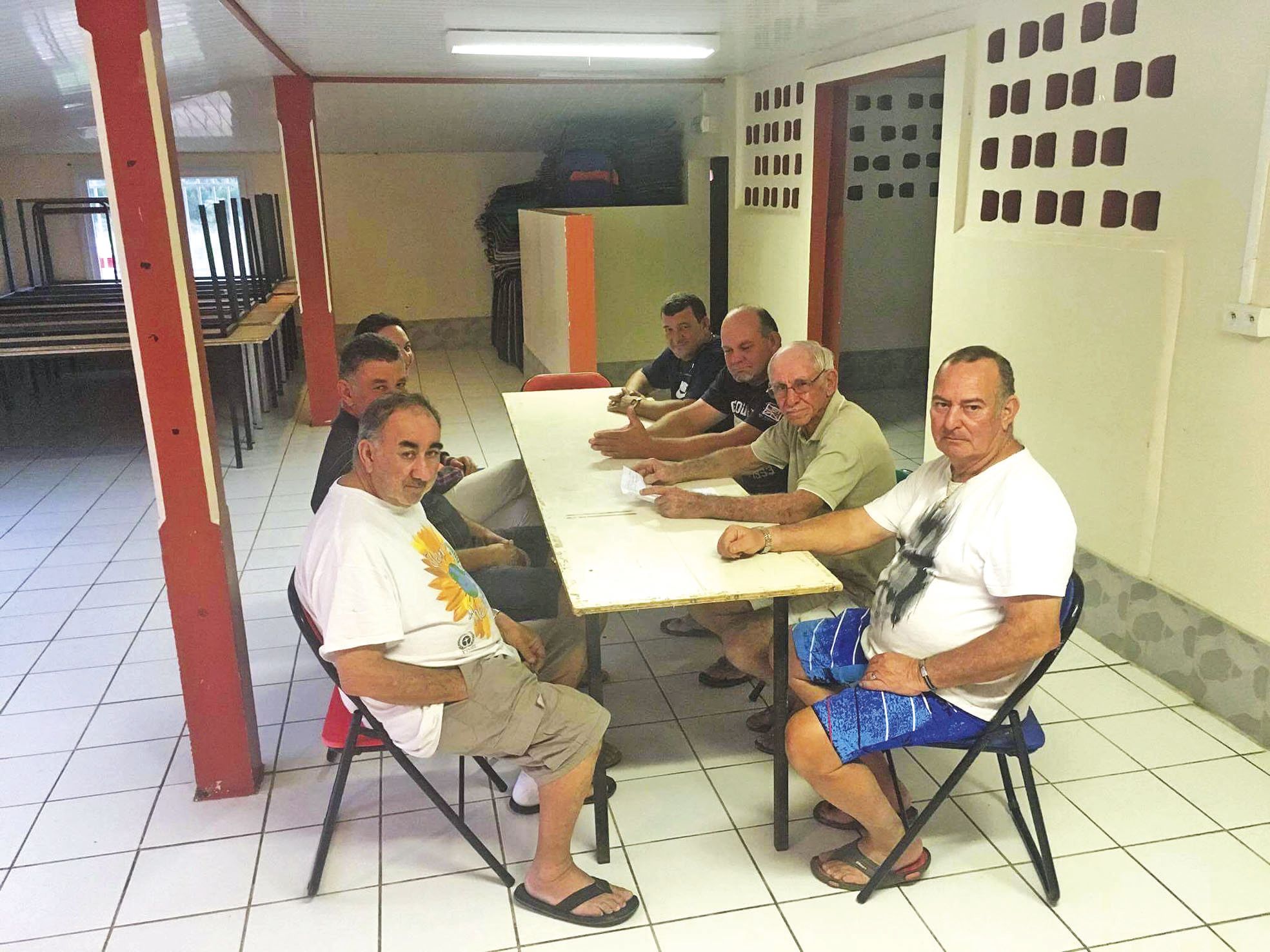 Autour de leur président, Kader Boufenèche (deuxième à droite), les bénévoles de l’association préparent ce rendez-vous.