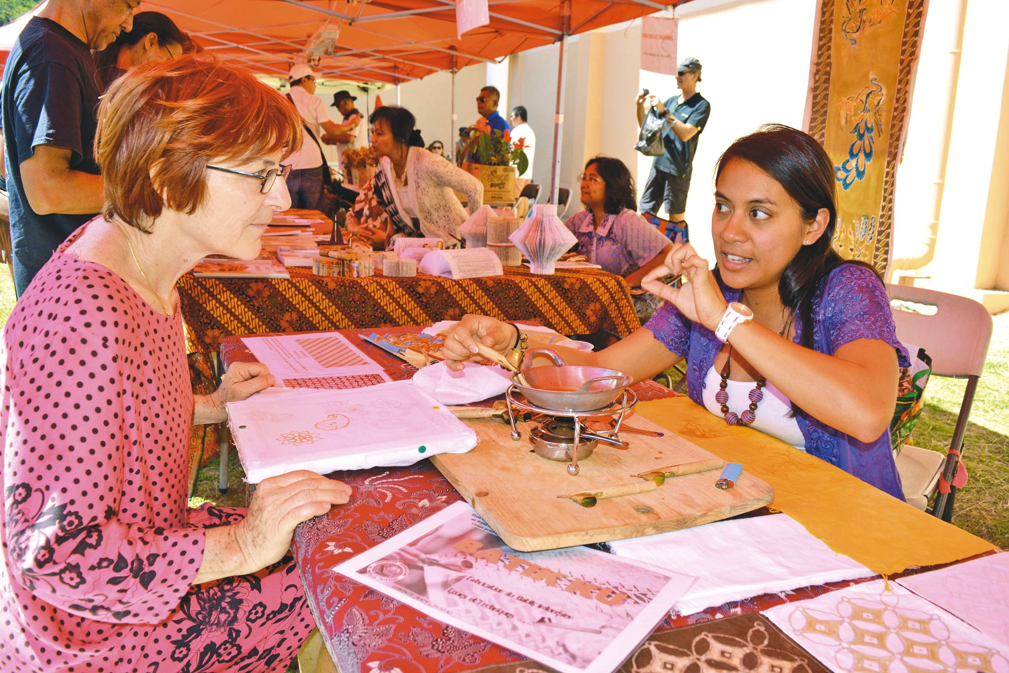 Au détour d’un stand, Katy proposait une initiation au batik traditionnel. La jeune femme donne d’ailleurs des cours ouverts à tous, le vendredi, dès 17 h 30, au foyer indonésien.