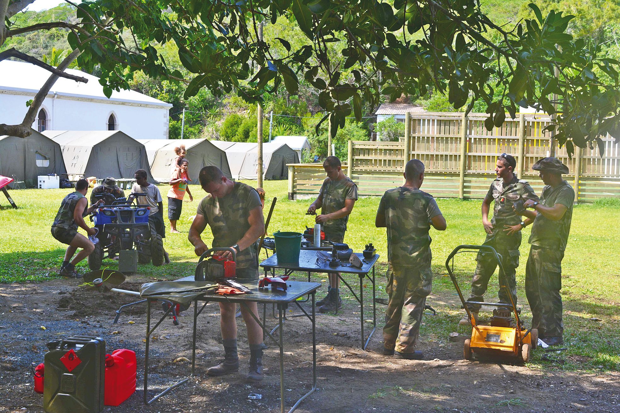 Session quotidienne de mécanique et de réparations obligatoires sur le camp car à en croire les militaires « les tronçonneuses souffrent pas mal depuis lundi »… 