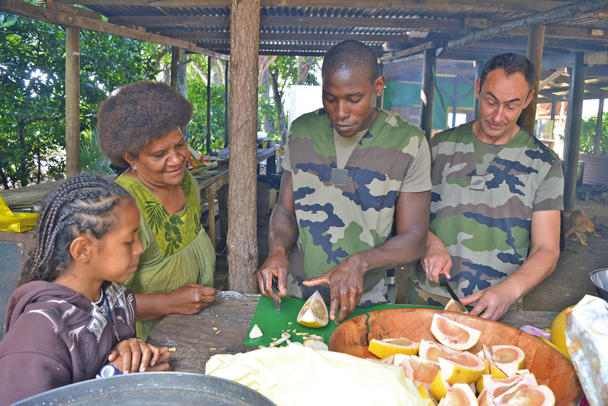 Les mamans de la tribu, comme ici Myriam, sont ravies de délivrer aux soldats de passage sur le Caillou, quelques secrets de cuisine, ainsi que l’art de râper du coco.