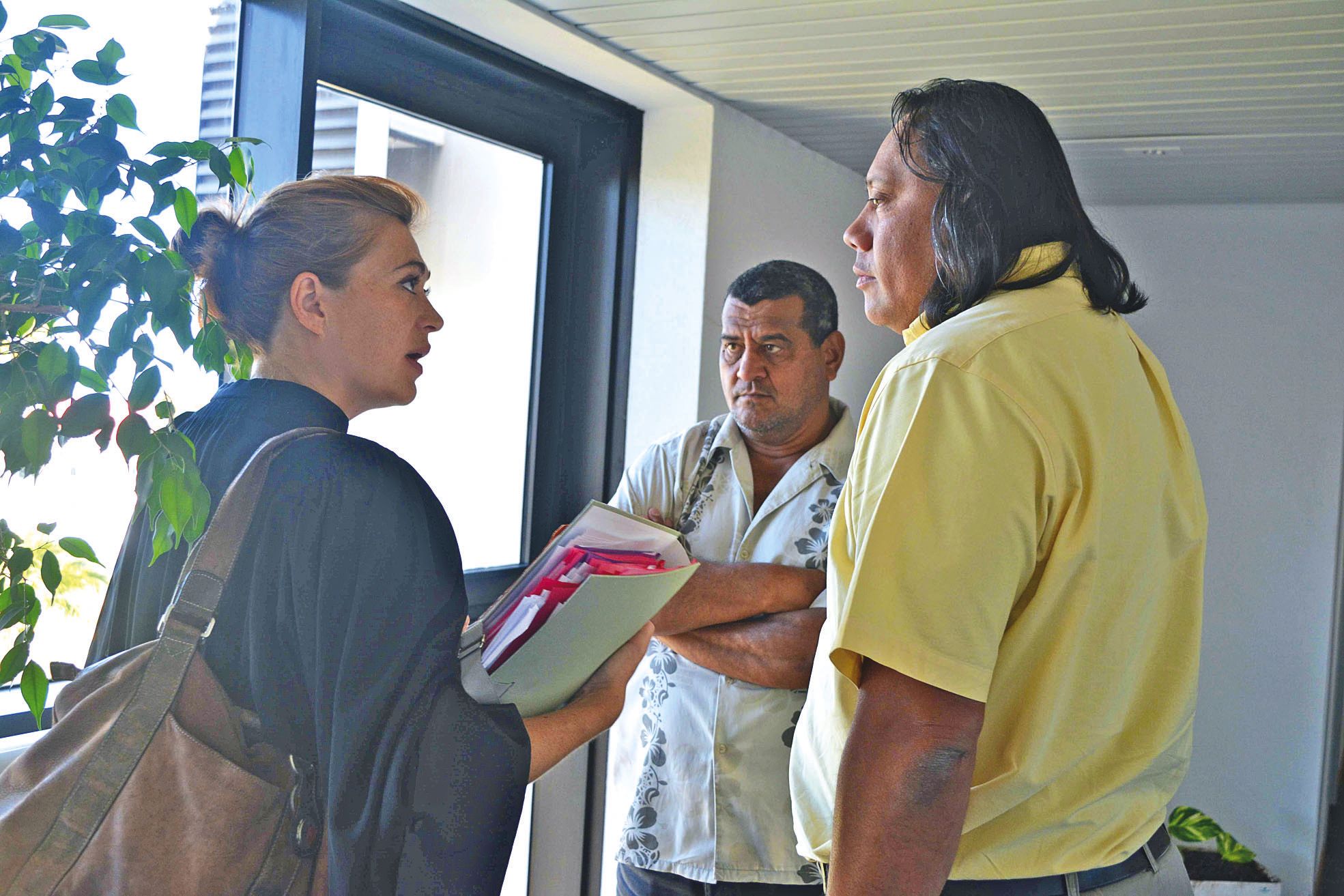 Nouméa, jeudi 15 septembre. Victor Nemoadjou, de N’Go Nickel et Christian Taupua, de MKM, face à leur avocate.