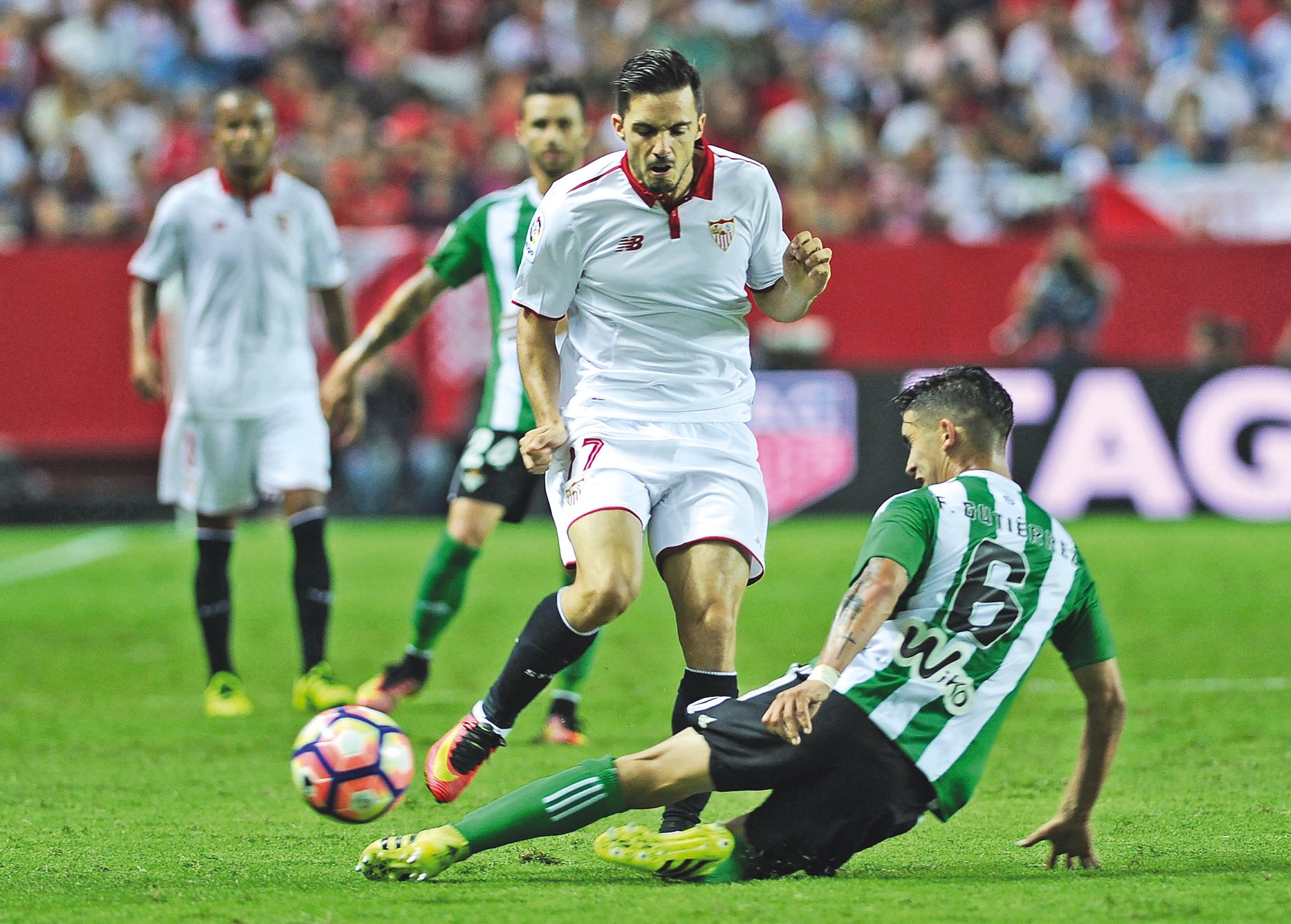 Séville, mercredi 21 septembre. Le Séville FC s’est adjugé un derby très heurté contre le Betis (1-0), hier, en championnat d’Espagne. Samir Nasri a réalisé une passe décisive.