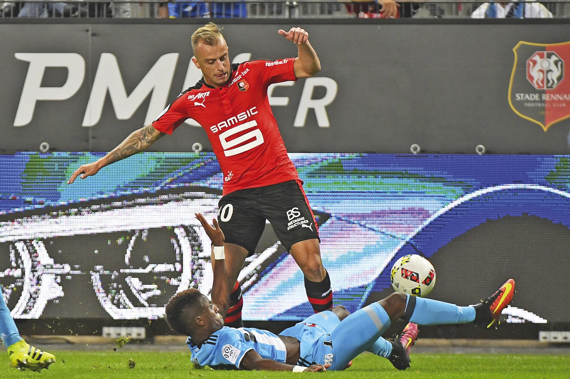 Rennes, 22 septembre. L’OM, qui menait 2 à 1 jusqu\'à la 50e minute, a été battu à Rennes (en rouge) 3 à 2 en encaissant deux buts en trois minutes, après avoir été réduit à dix.