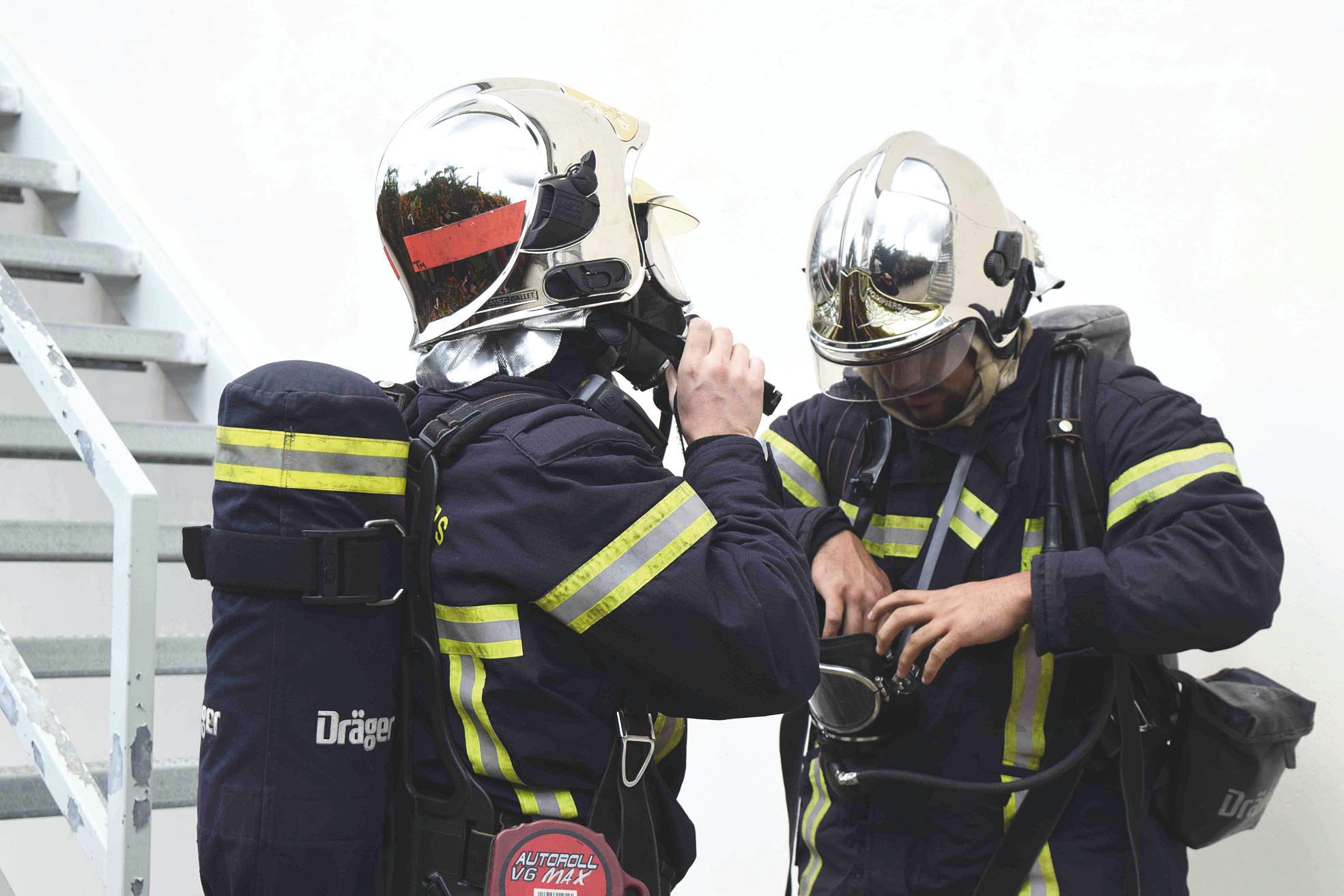 Par deux, les pompiers, munis d’une bouteille d’air et d’un masque, ont  pénétré dans le transformateur pour une reconnaissance.