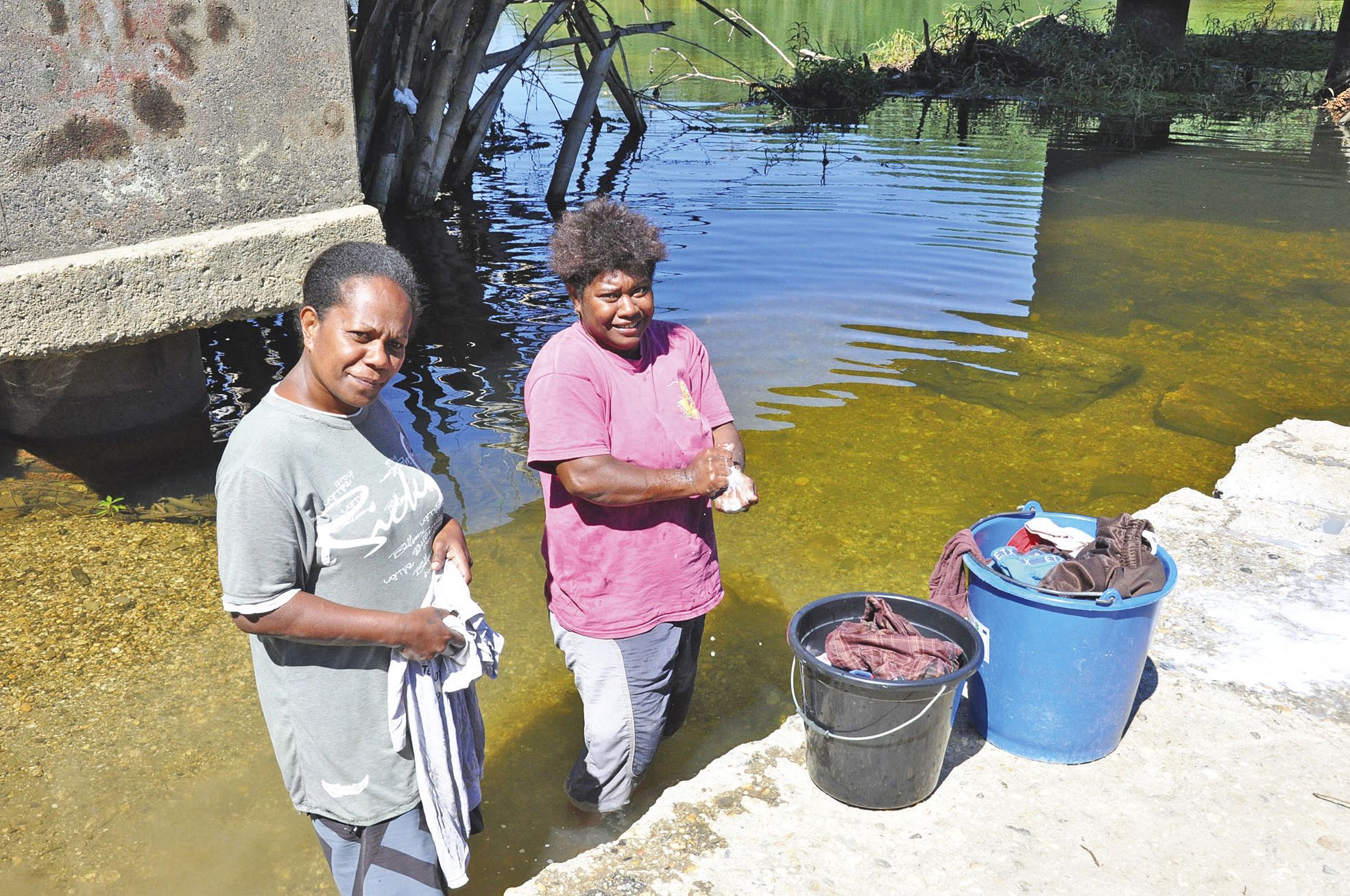 Les mamans font leur lessive dans les eaux du Diahot, au niveau du pont