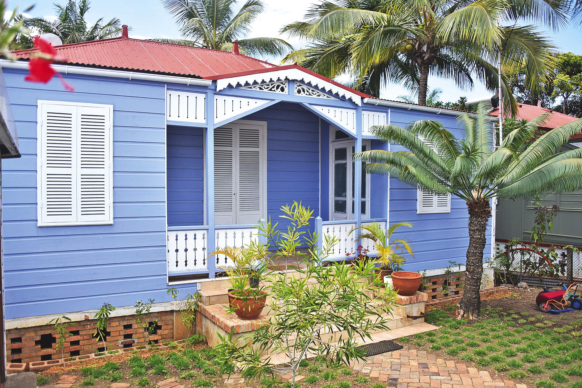 Cette maison coloniale, avec trois autres du voisinage, a été bâtie en 1905 par la société Ballande, selon le document Le Parcours du Faubourg, réalisé par l’Association témoignage d’un passé et la mairie de Nouméa. Elle a été inscrite à l’inventaire supp