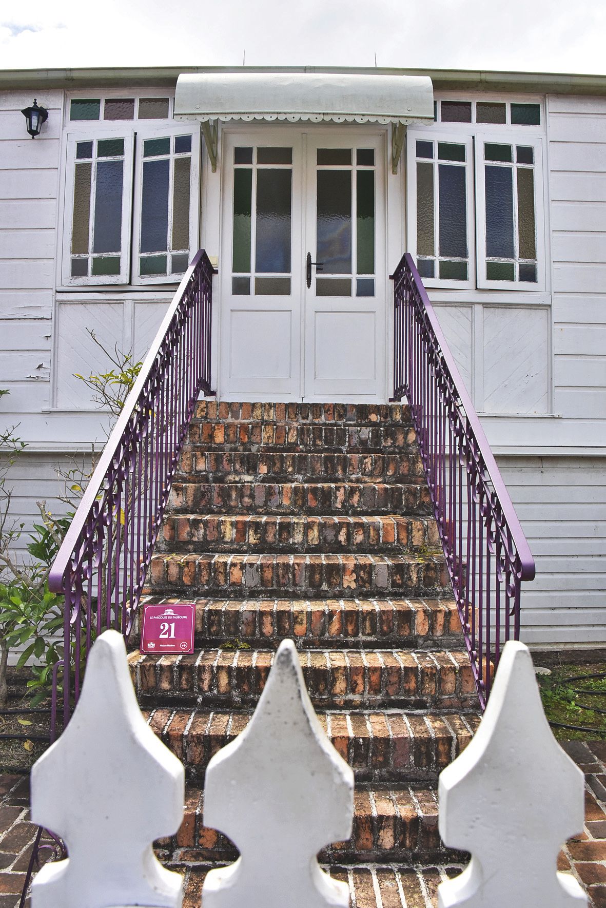 Toujours dans la rue Montcalm, au n° 21, la Maison Lozach,  son escalier de briques et ses balustrades en fer forgé.