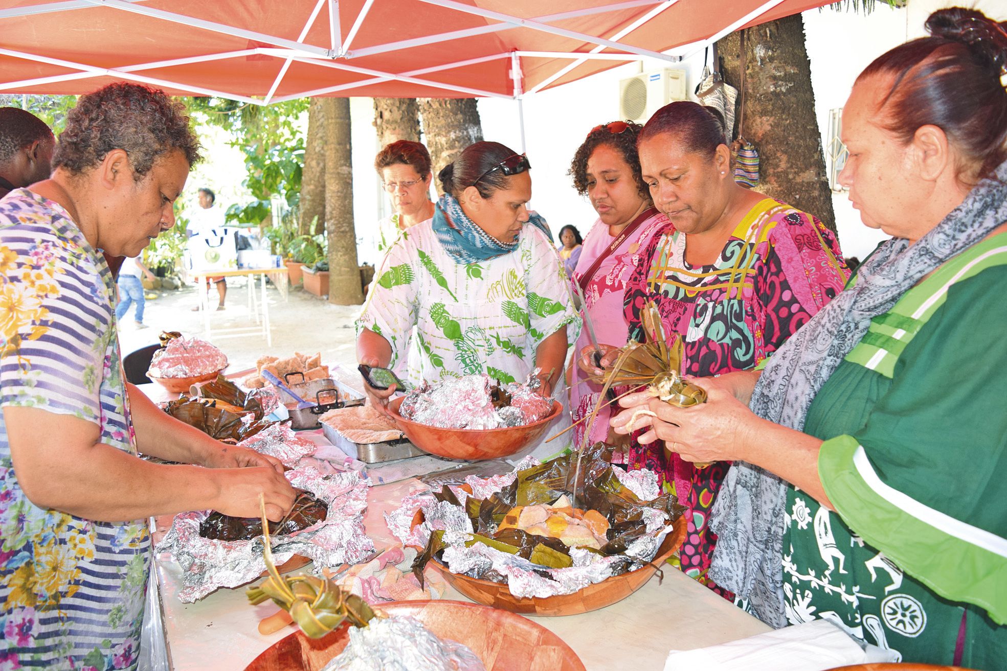 Déborah fait partie des huit femmes de la tribu de Saint-Louis à avoir fait le déplacement. Elles sont venues avec tous les ingrédients et les ustensiles nécessaires pour cuisiner un bougna, leur spécialité. Elles l’ont préparé le matin, au musée, aidées 