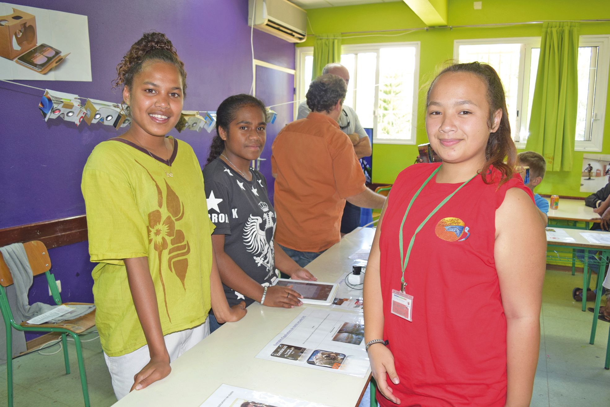 Annabelle et Léa ont expliqué aux visiteurs ce qu’est la réalité augmentée. Tellement bien que le projet de cette classe de 3e du collège de Kaméré a reçu le prix du public.