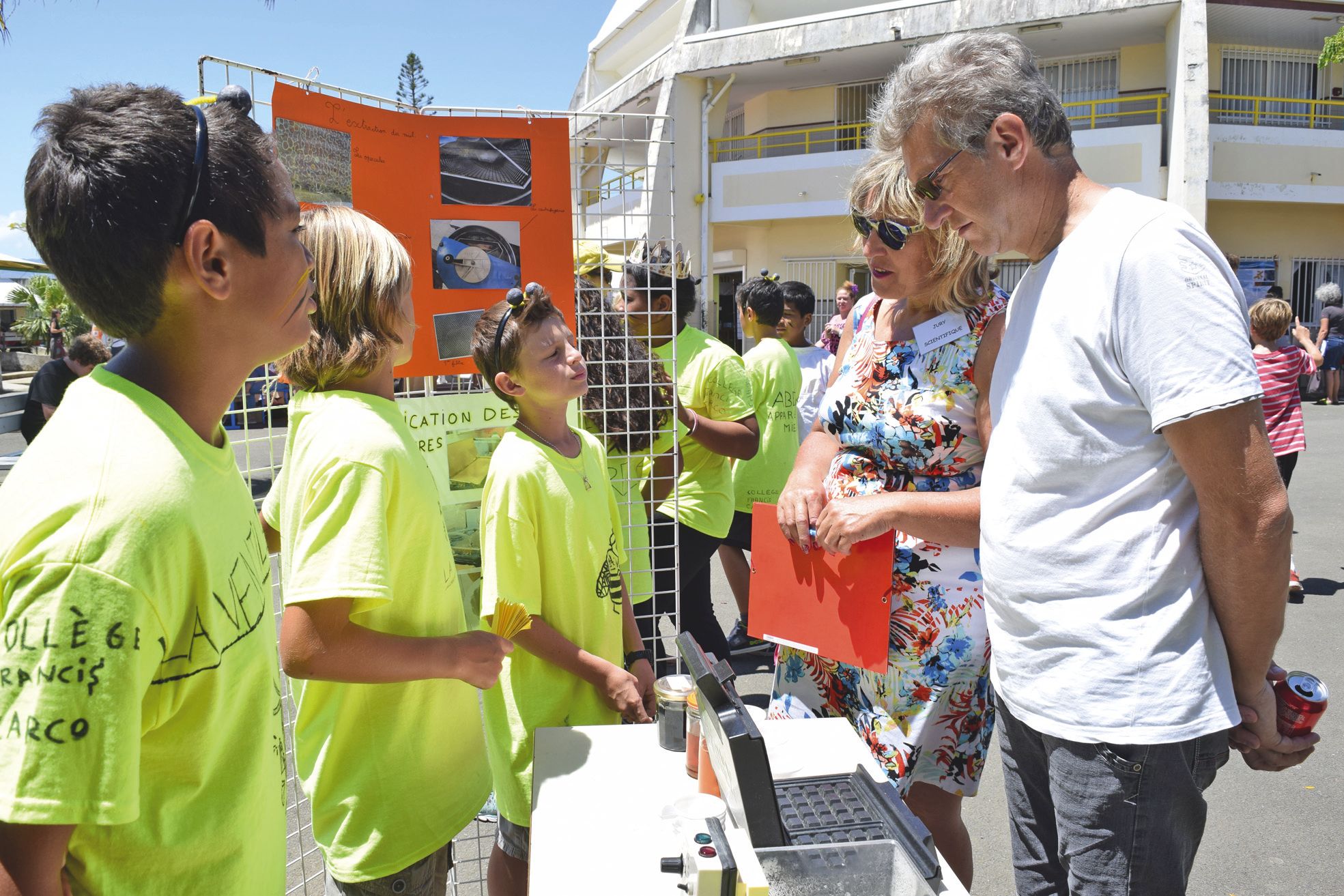 Les élèves de 5e du collège de Koutio ont remporté le 3e prix l’an dernier. Ils ont fait mieux  cette année, en remportant le 2e prix du public, pour « Abeille, un appareil à miel ».