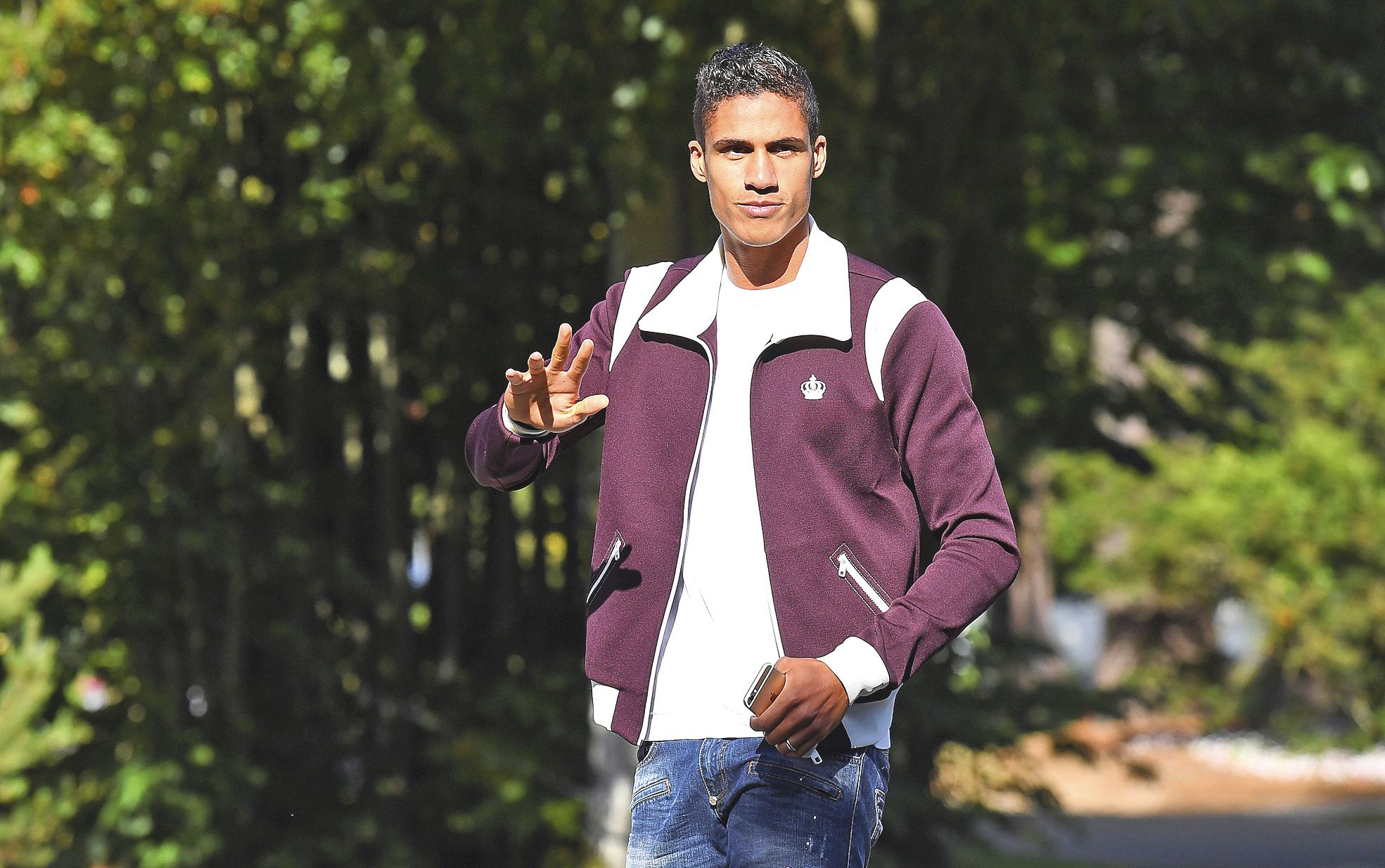 Clairefontaine, 5 octobre. Le défenseur Raphaël Varane (photo) et le milieu N’Golo Kanté, diminués physiquement, ont effectué un « entraînement spécifique » à l’écart du groupe.