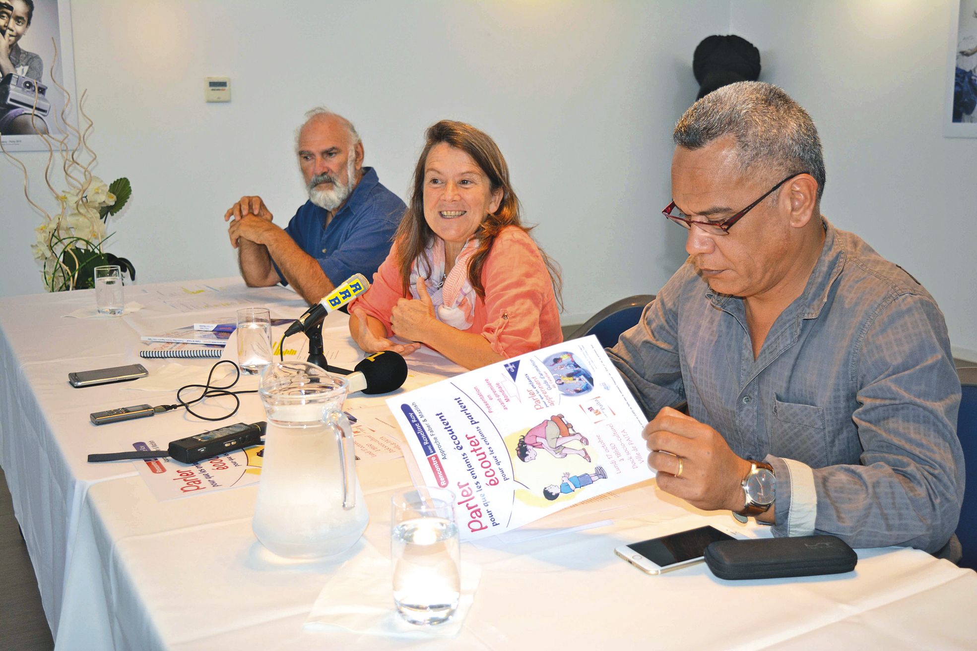 Païta village, jeudi 6 octobre. Une conférence de presse en présence de Roseline Roy (au centre) était organisée pour présenter la méthode Faber et Mazlish.