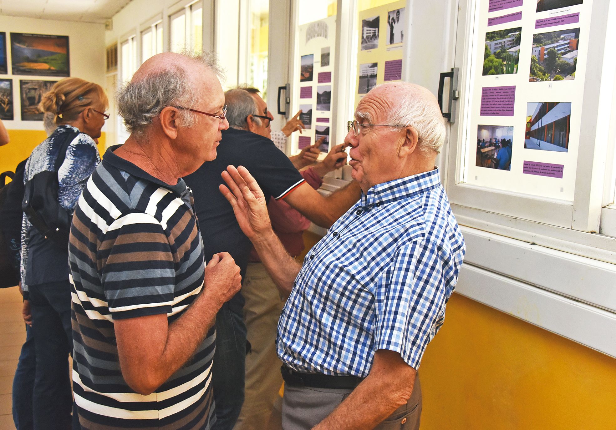 Échanges d’anecdotes autour de l’exposition retraçant les 50 ans du collège.