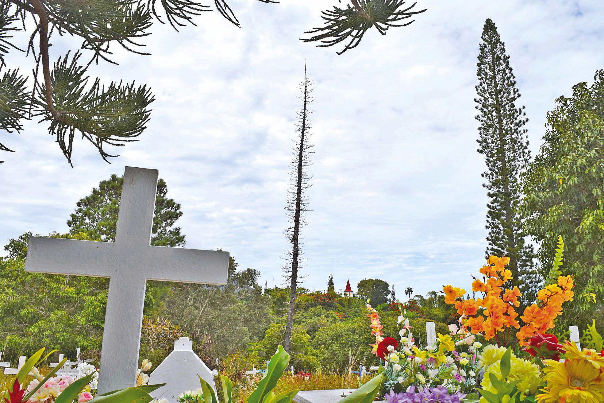 Saint-Louis, août 2015. Partagé entre la tribu, la commune et le diocèse, le cimetière, niché derrière la mission de Saint-Louis, était inaccessible hier matin.