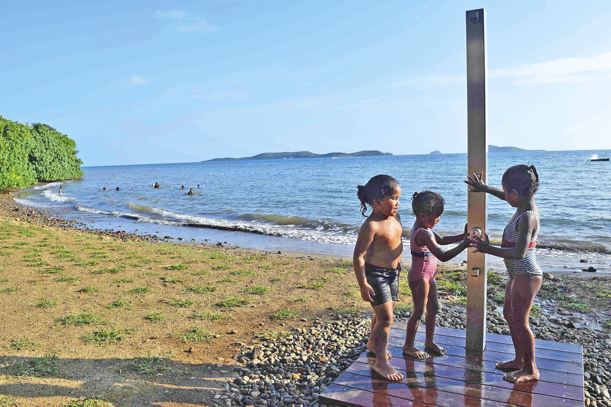 Après le sel de la mer, les enfants peuvent se laver sous la douche installée sur le sentier. Un plus qui ravi les petits.