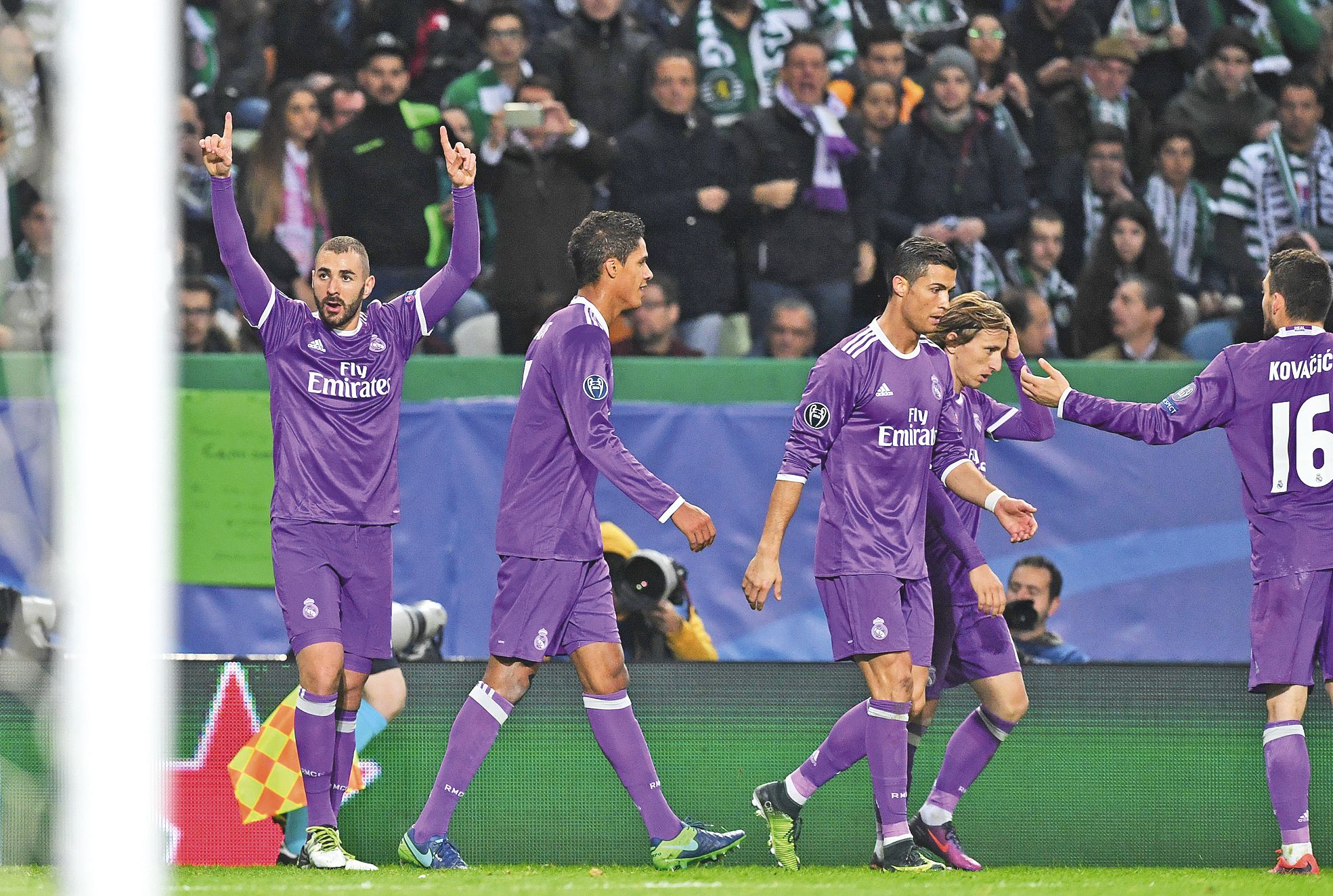 Lisbonne, le 23 novembre. Le Real s’en est remis à ses Français pour battre le Sporting(2-1) et se qualifier pour les huitièmes. Benzema (à gauche) et Varane (au centre) ont marqué.