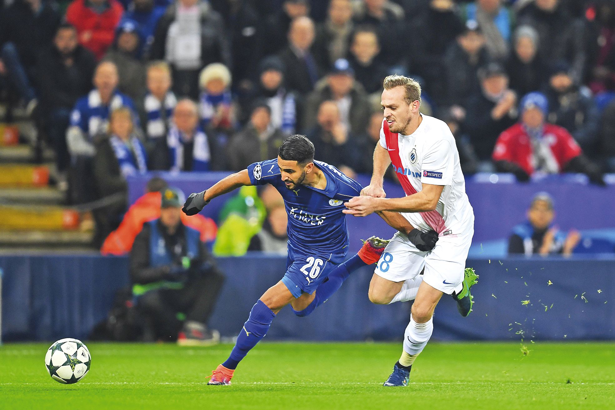 Leicester, le 23 novembre. Leicester continue son aventure européenne. Les coéquipiers de Mahrez (en bleu) se qualifient en huitième après leur victoire face à Bruges (2-1).