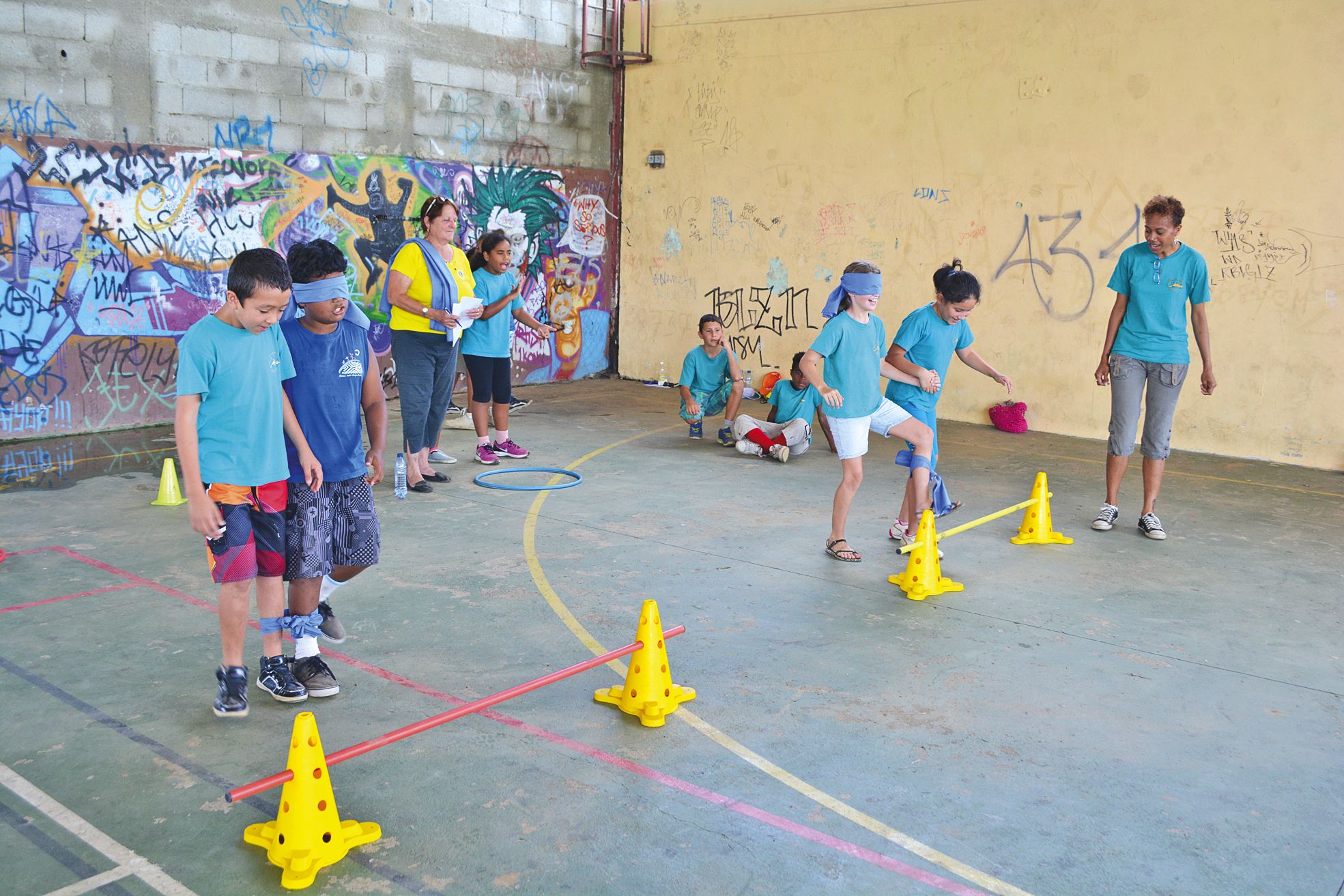 Les enfants devaient franchir un parcours sans tomber.