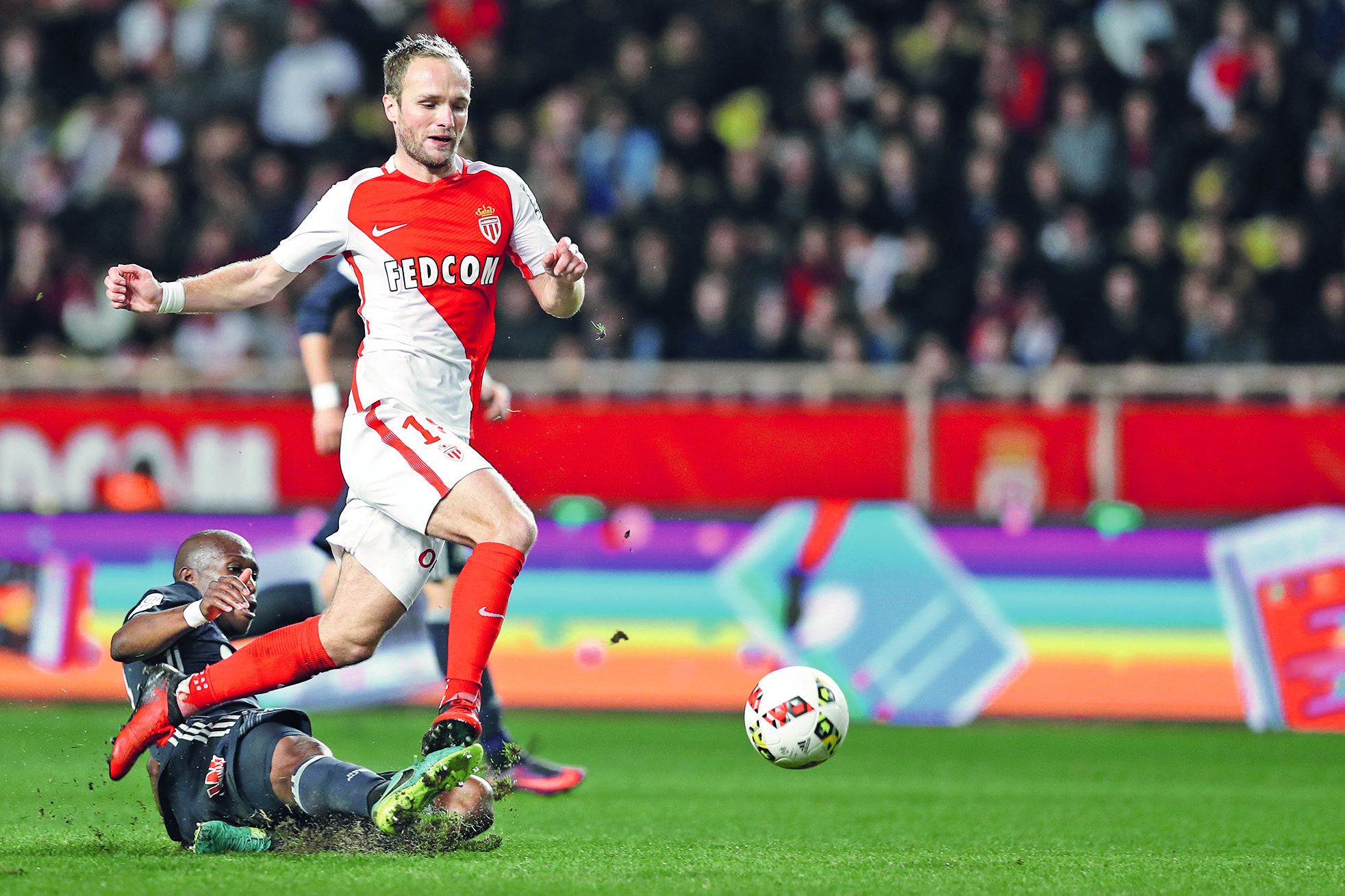 Monaco, meilleure attaque en Europe, a pris la place de leader provisoire en infligeant  un 4 à 0 à Marseille, samedi. Les Monégasques sont à présent à un point de Nice, leader.