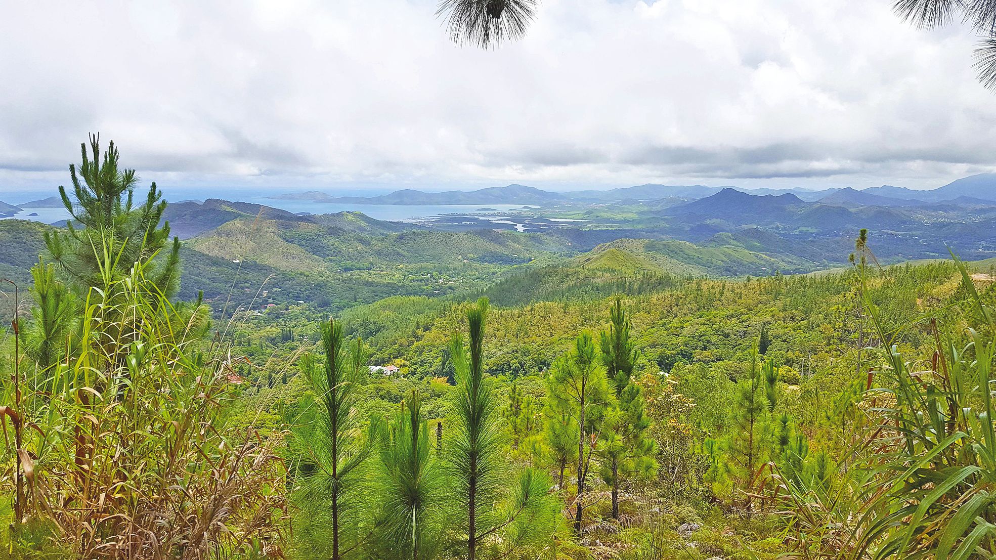 Aux alentours de l’auberge des Koghi, la vue sur la Chaîne et le lagon vaut déjà le détour.