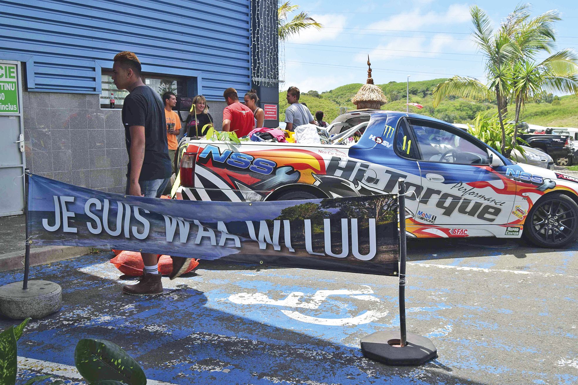 Koutio, samedi 3 décembre. Même si les besoins portent désormais sur les matériaux de construction, Jerry a récolté des sacs de nourriture dans sa voiture de drift.