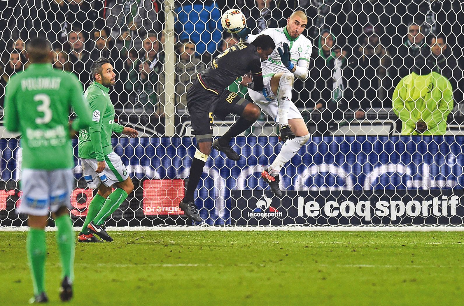 Saint-Etienne, 12 décembre. Un but de Hamouma et une série de parades de Stéphane Ruffier ont permis à l’ASSE de remporter, contre Guingamp (1-0), sa 4e victoire à domicile.