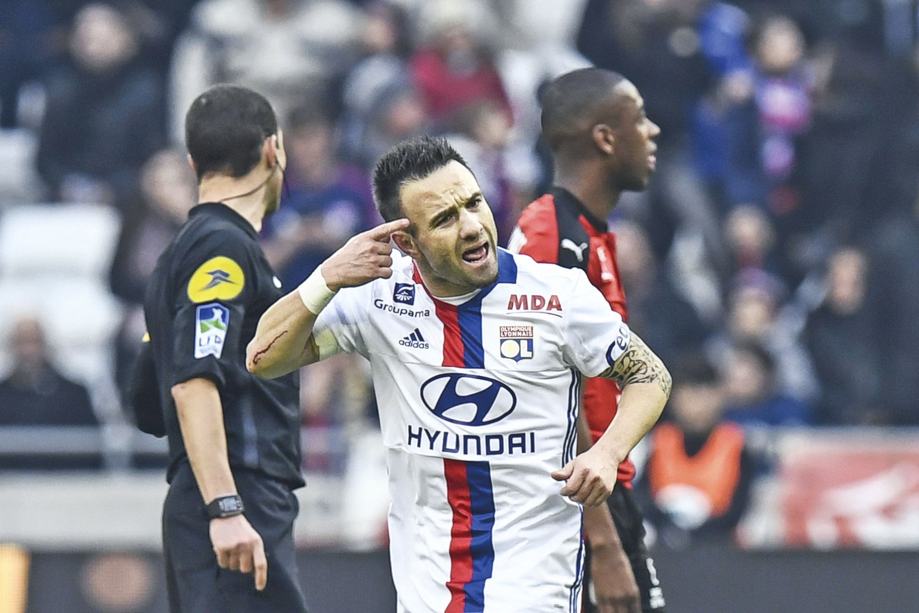 Lyon, 12 décembre. Les coéquipiers de Mathieu Valbuena, buteur hier, se sont miraculeusement imposés aux dépens de Rennes qui aurait clairement dû gagner (1-0).