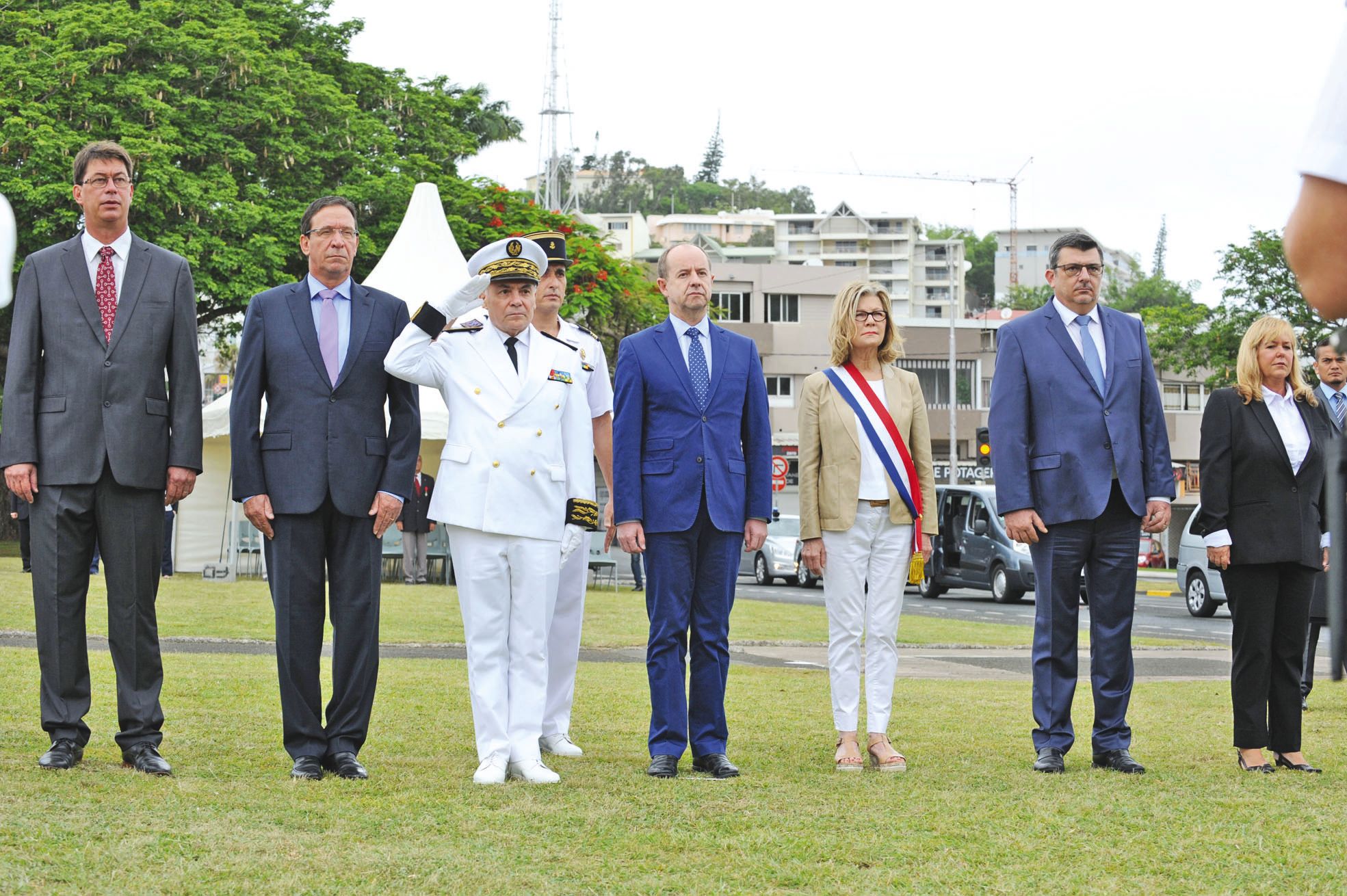 Sur la place Bir Hakeim, hier matin, pour les traditionnels honneurs militaires et le dépôt de gerbe au monument aux morts. D’ici lundi, le ministre de la Justice rencontrera les représentants politiques calédoniens un à un.