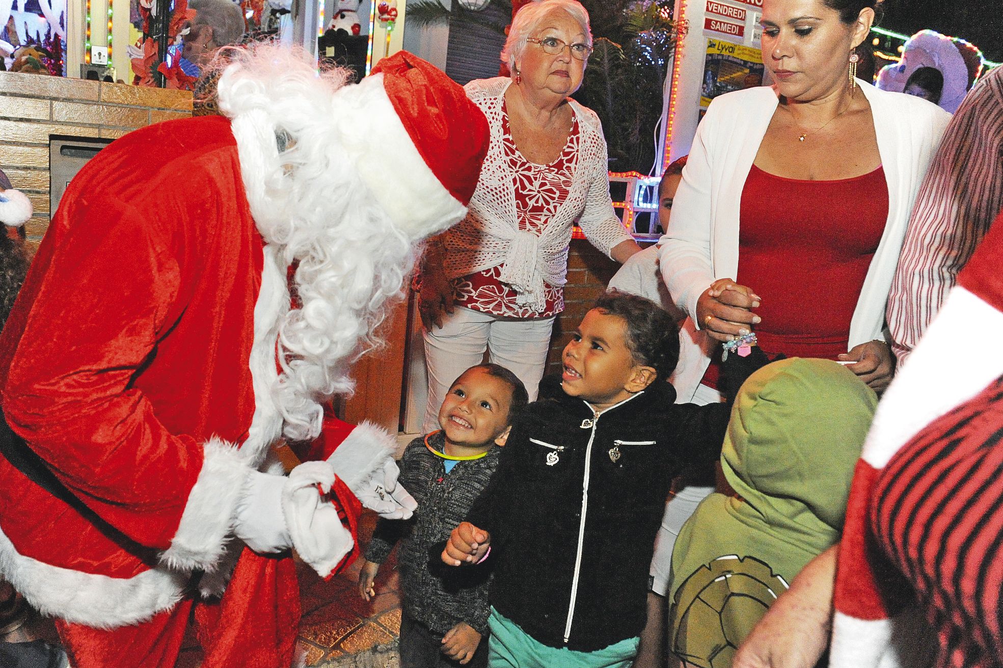 Des invités de marque passent chez les Martin. Le père Noël, qui est un peu chez lui, passe le temps de quelques photos.