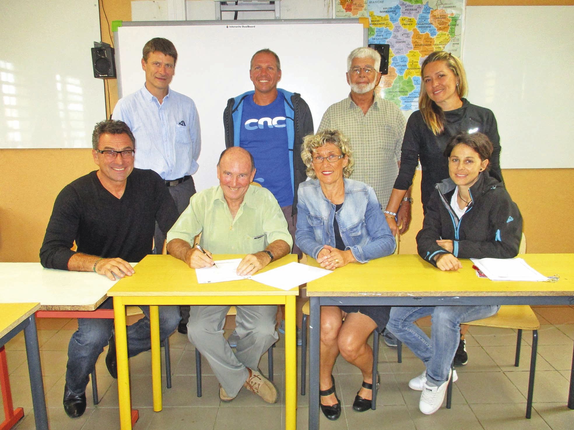 Signature de convention entre le collège, le Cercle des nageurs calédoniens, le club de Magenta tennis de table, la Ligue calédonienne de sport adapté et handisport et la Ligue de tennis de table.