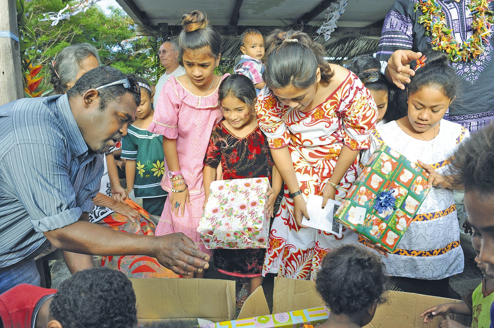 Les enfants se sont jetés sur les cartons de cadeauxpréparés à leur intention.