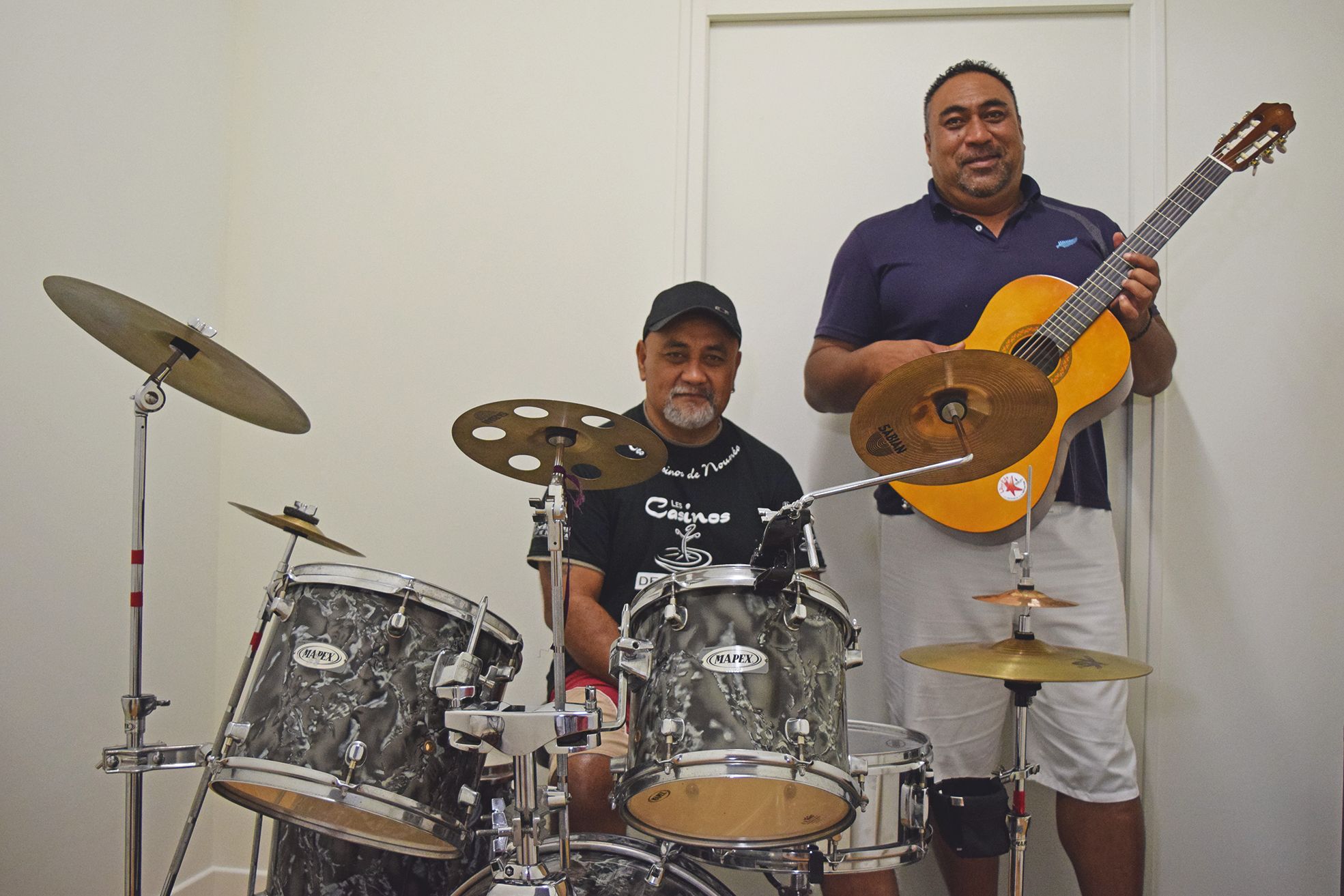 Dominico Vaotoa, patient et batteur, avec Richard Roi, salarié et guitariste dans le groupe de musique du CSSR.