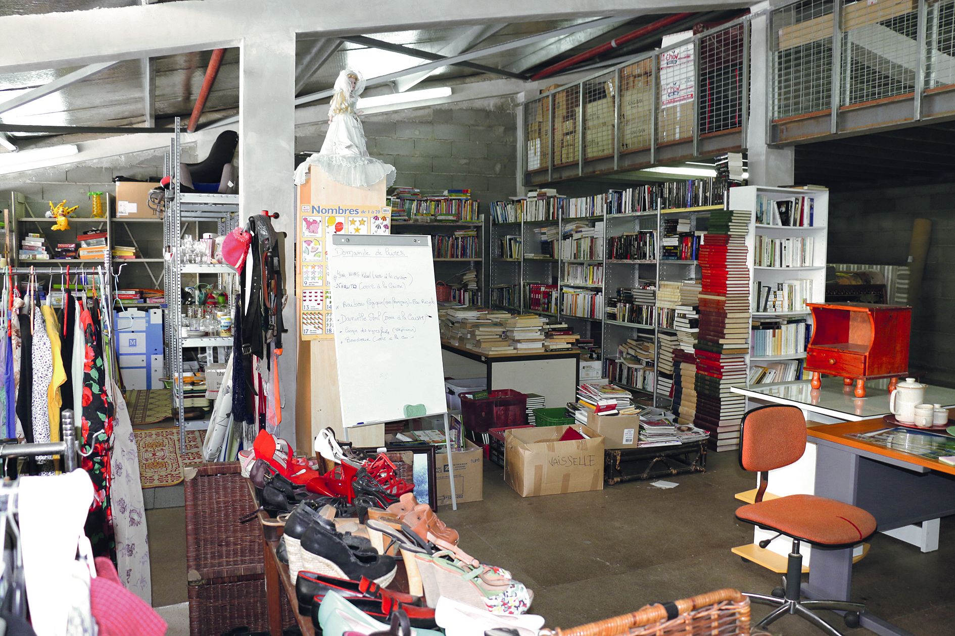 La bibliothèque du dock brocante est impressionnante. Vendus entre 50 et 100 F,  les ouvrages peuvent être réservés, s’ils arrivent en dons, grâce à ce grand tableau.