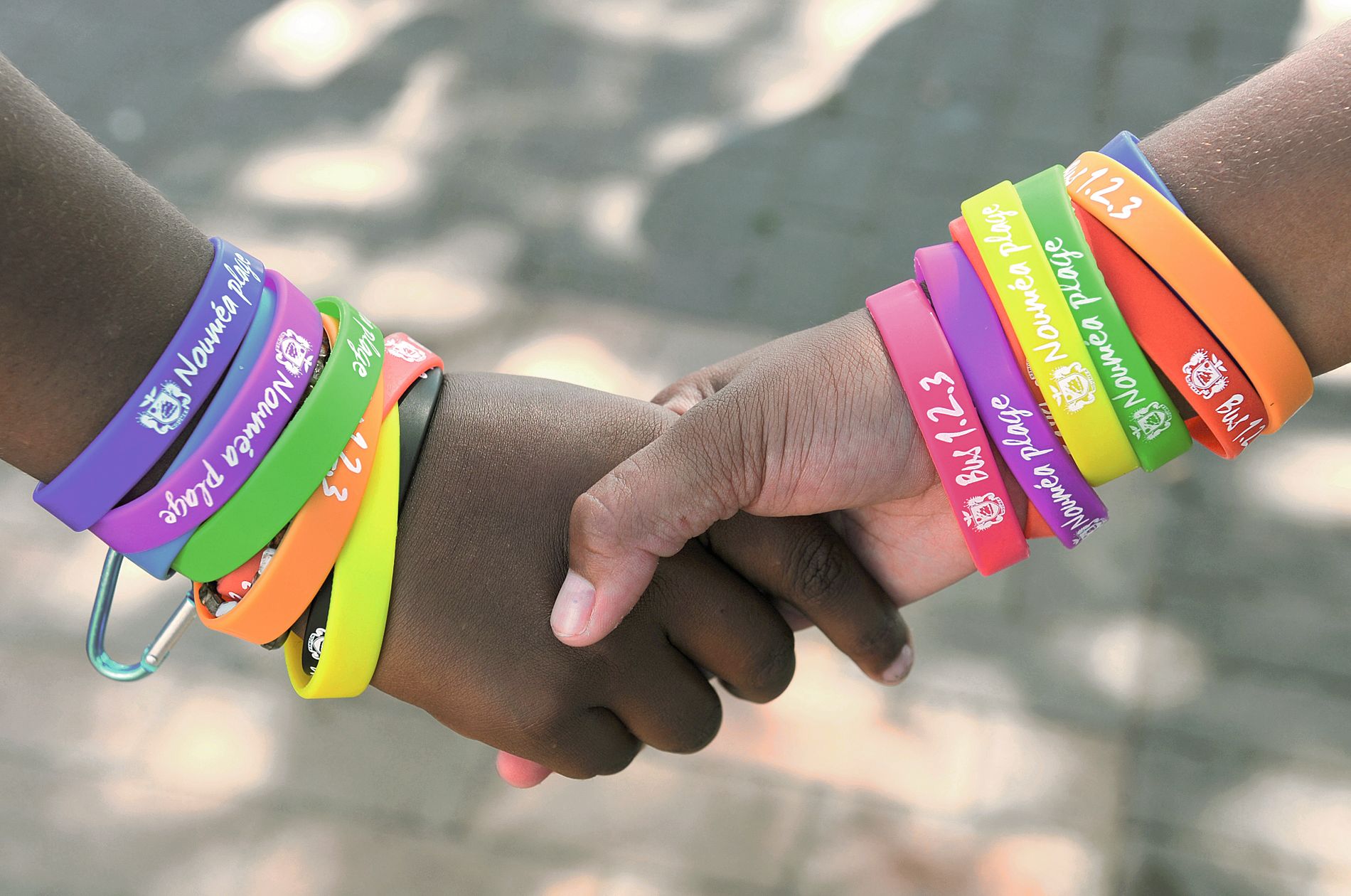 Comme d’habitude, les participants recevront un bracelet de couleur différente par jour. En papier plastifié, cette année.