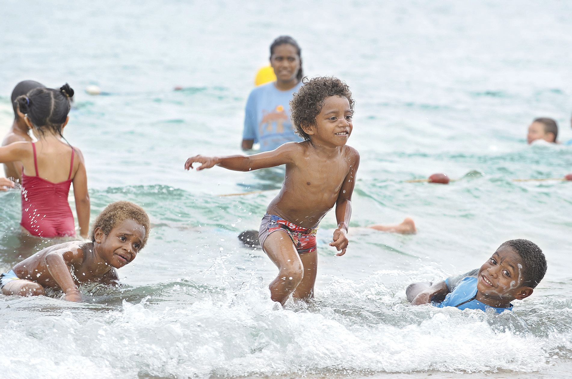 Baignade surveillée, kayak, PMT, bouée tractée, etc.  Les enfants ont bien profité de cette chaude journée.