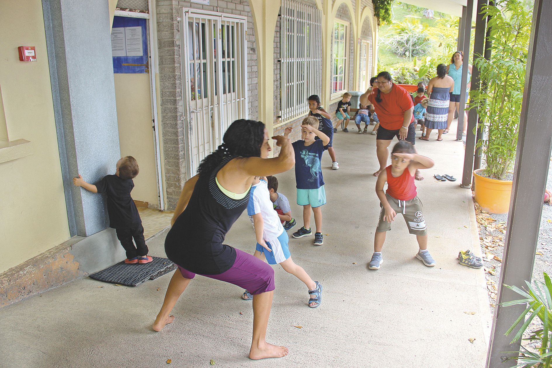 Du côté des maternelle, les garçons profitaient hier matin de la présence d’une intervenante en danse pour s’exprimer à travers des chorégraphies rythmées et vigoureuses leur donnant des allures de jeunes guerriers.