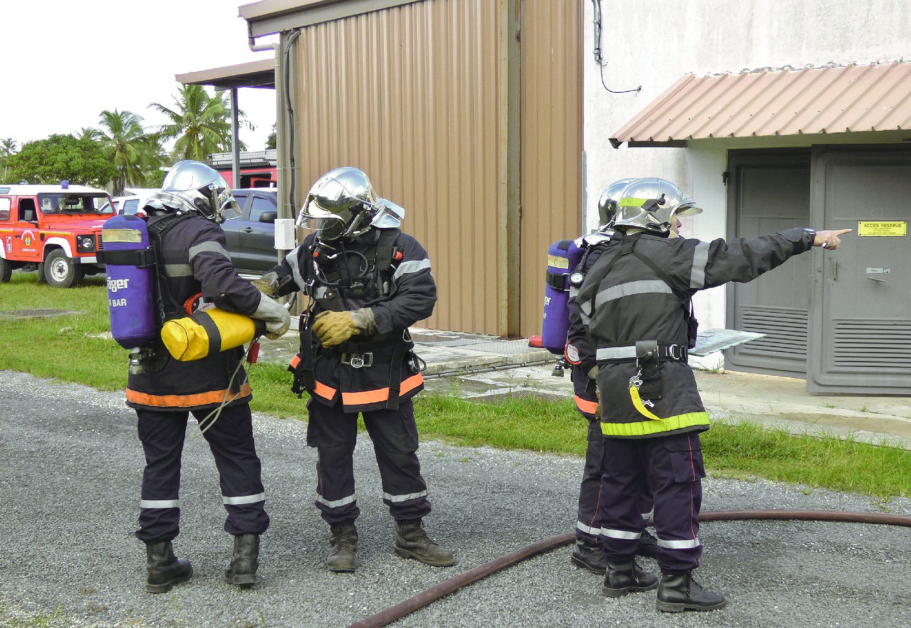 Faute de matériel adéquat, les pompiers ont dû se gréer une fois arrivés sur place.