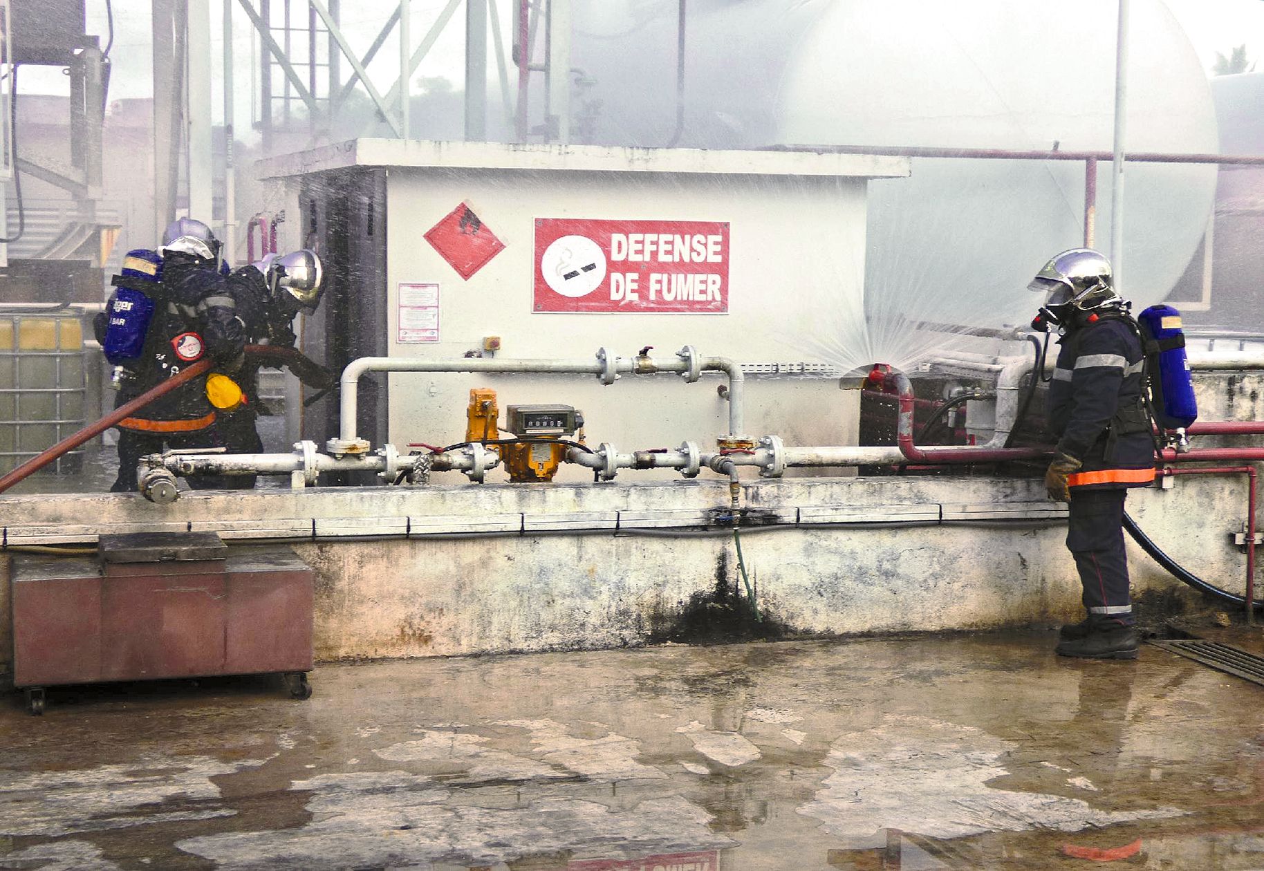 Le dispositif d’arrosage en pluie des cuves de stockage de gazole permet d’éviter une extension du sinistre.