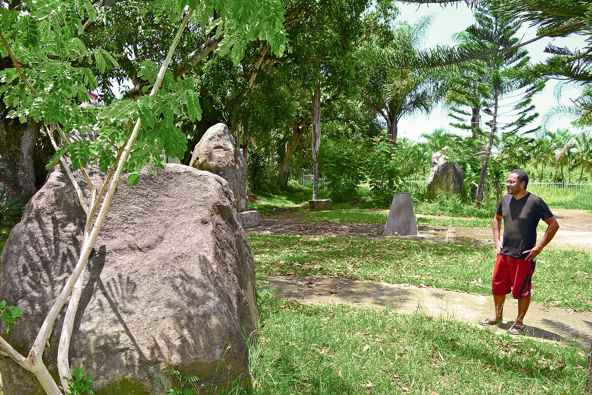 À côté de l’église, un jardin en hommage aux anciens a été érigé avec les rochers prélevés sur le site qui arborait des pétroglyphes. Malheureusement, il est souvent dégradé.